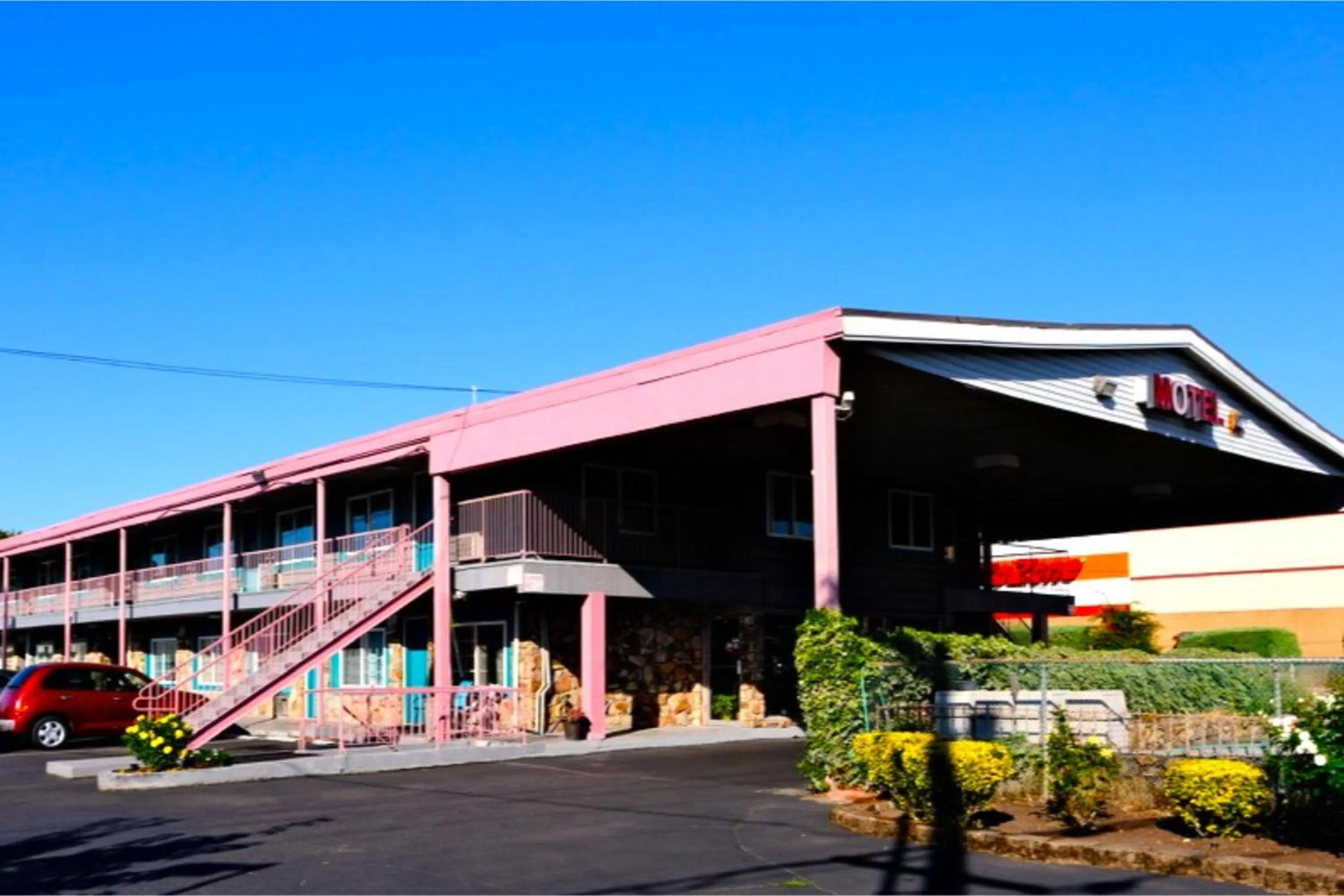Facade/entrance in Beaverton Budget Inn