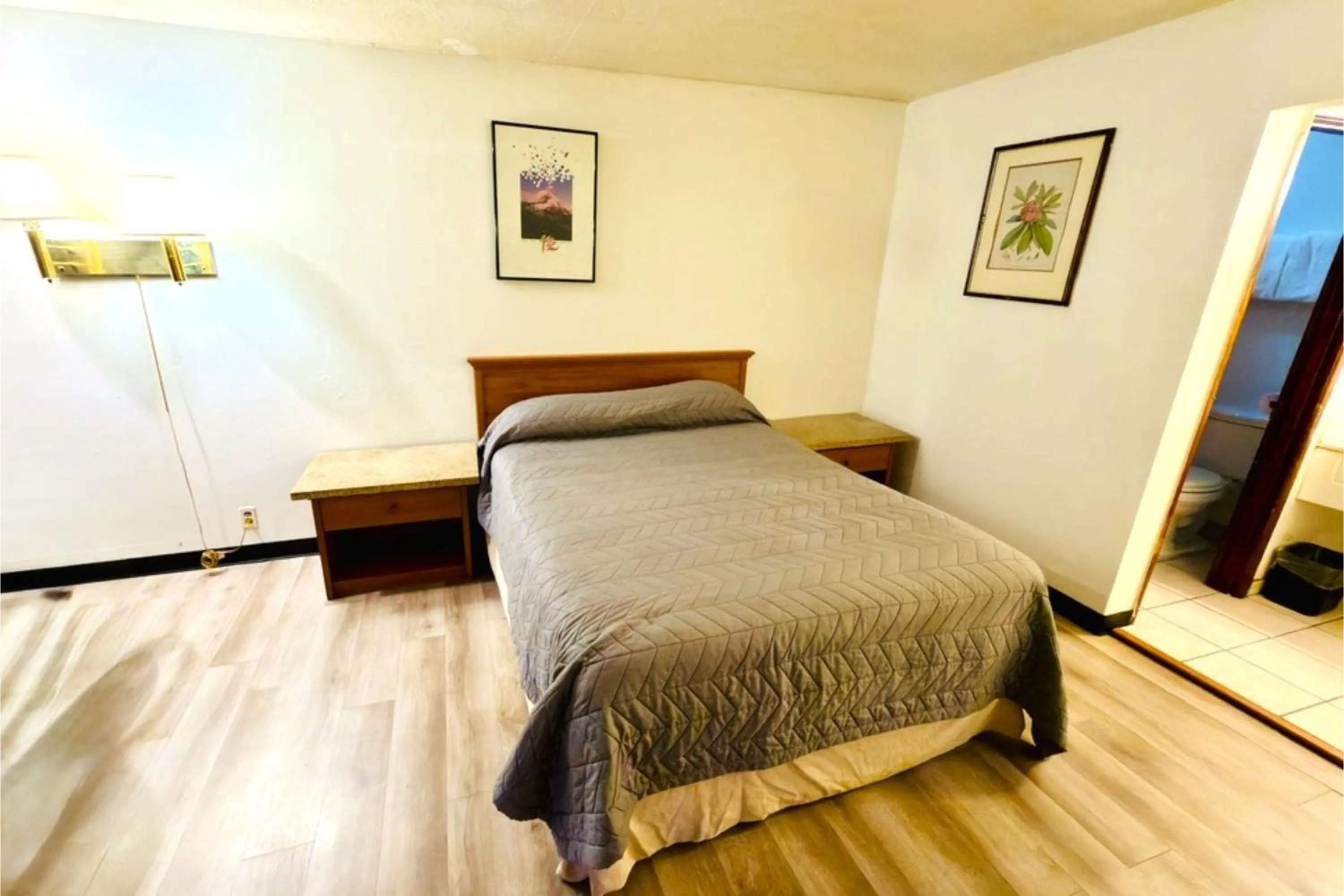 Bedroom, Bed in Beaverton Budget Inn