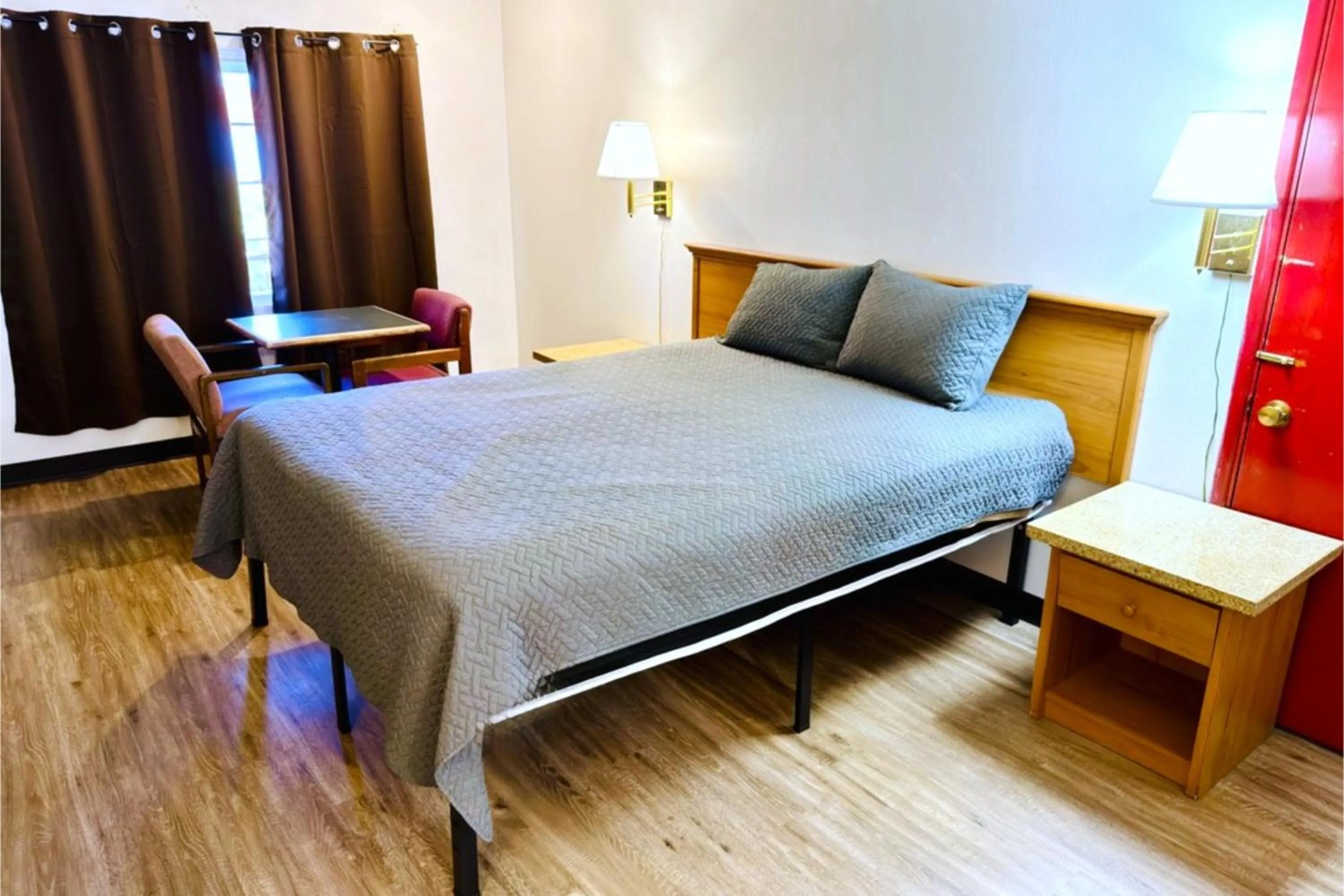 Bedroom, Bed in Beaverton Budget Inn