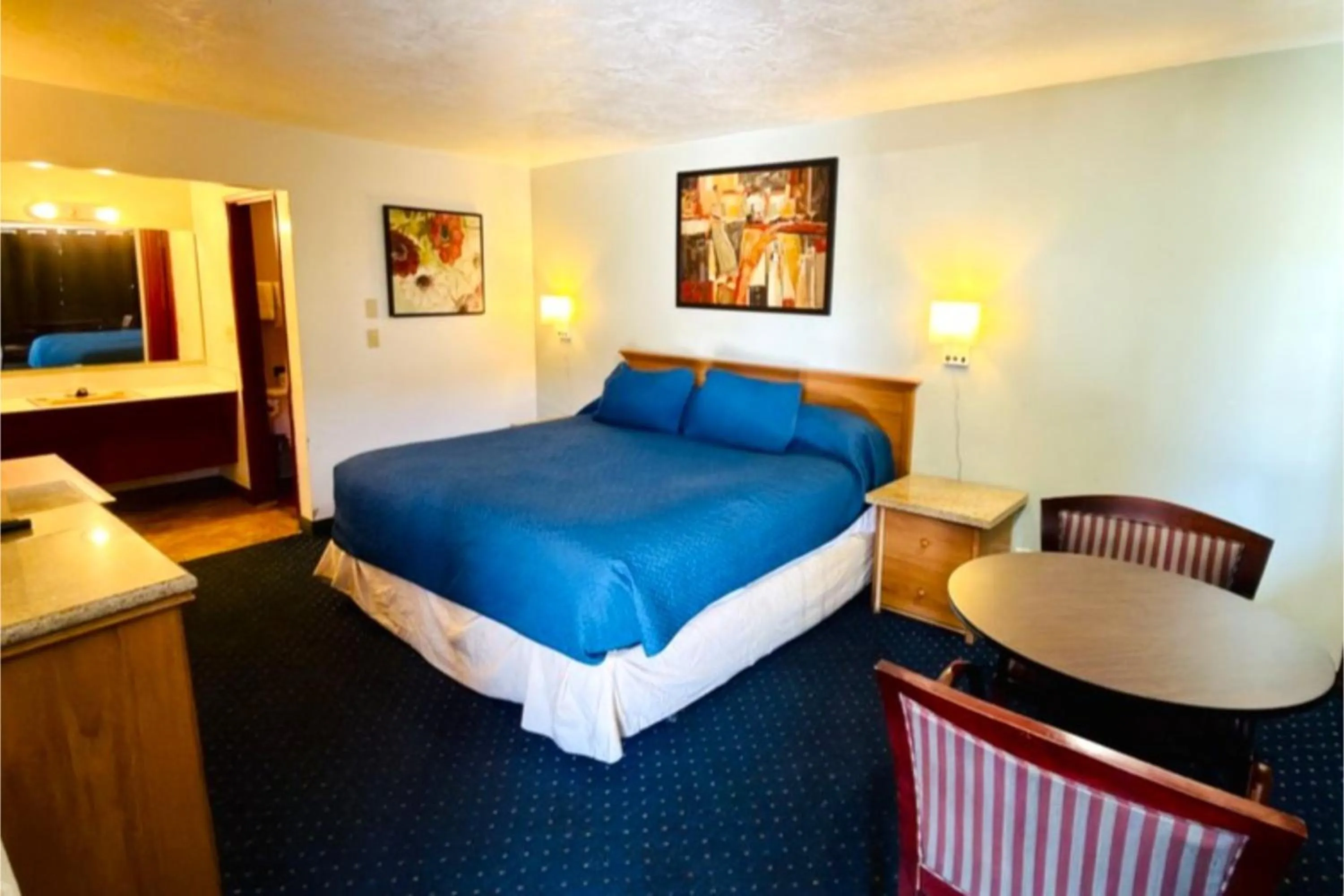 Bedroom, Bed in Beaverton Budget Inn