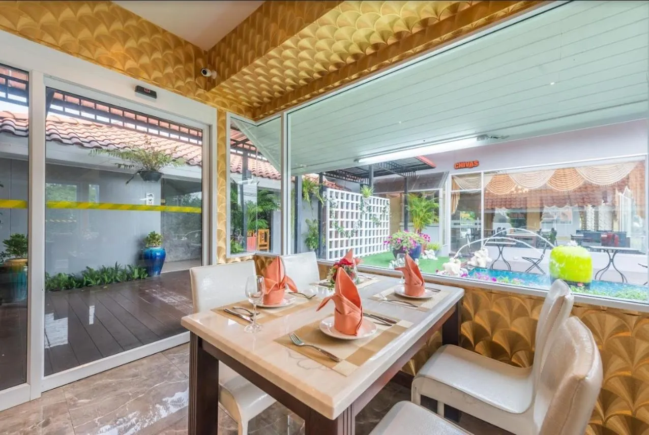 Restaurant/places to eat in Napheera Royal Tel