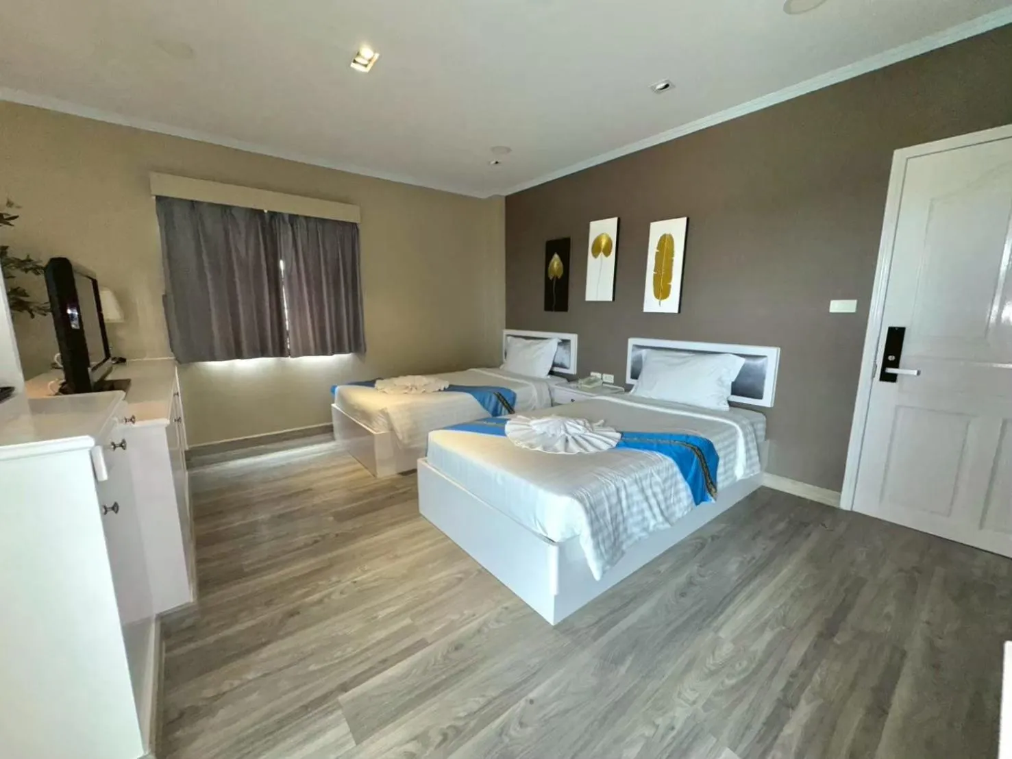 Photo of the whole room in Napheera Royal Tel