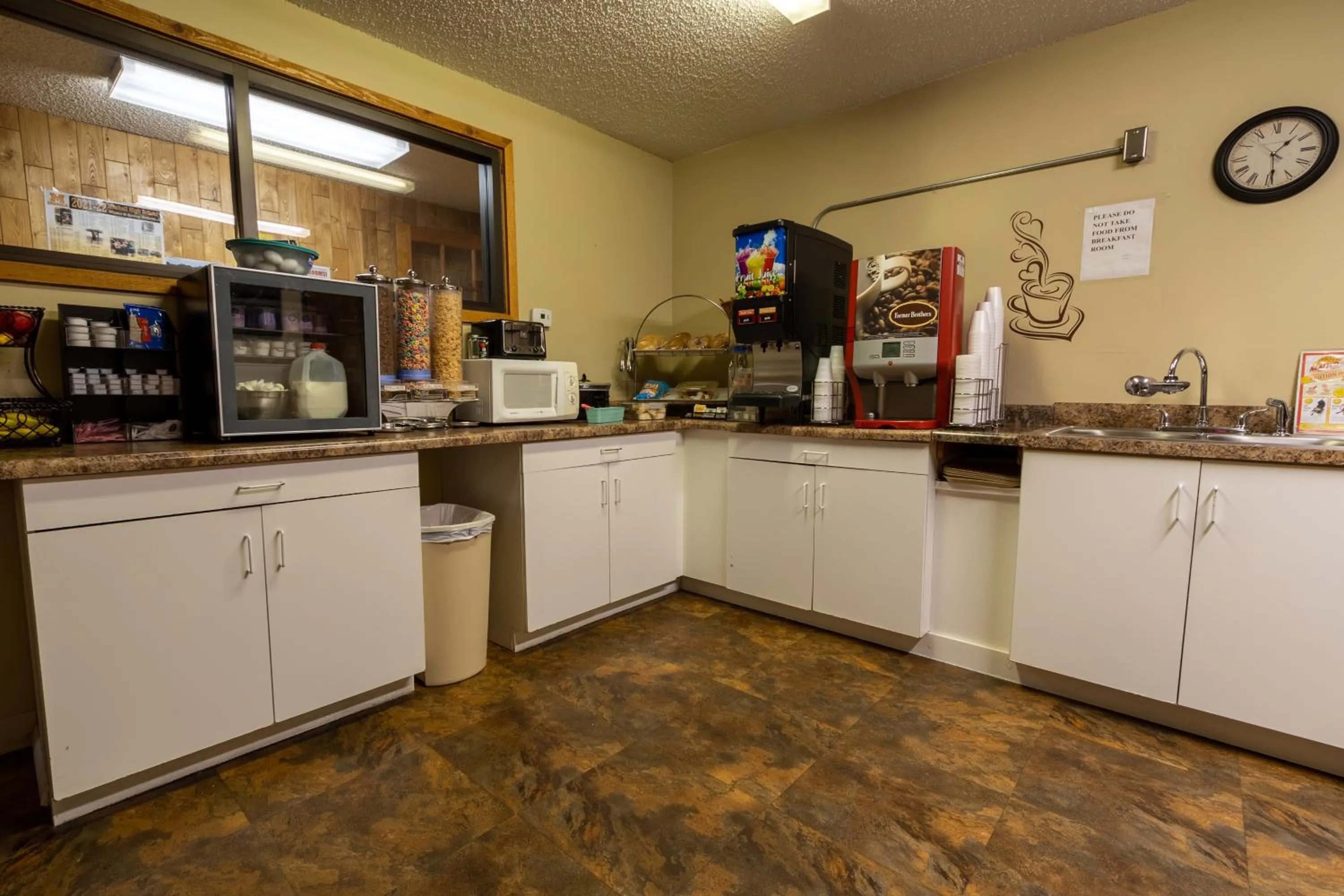 Breakfast in Thunderbird Lodge