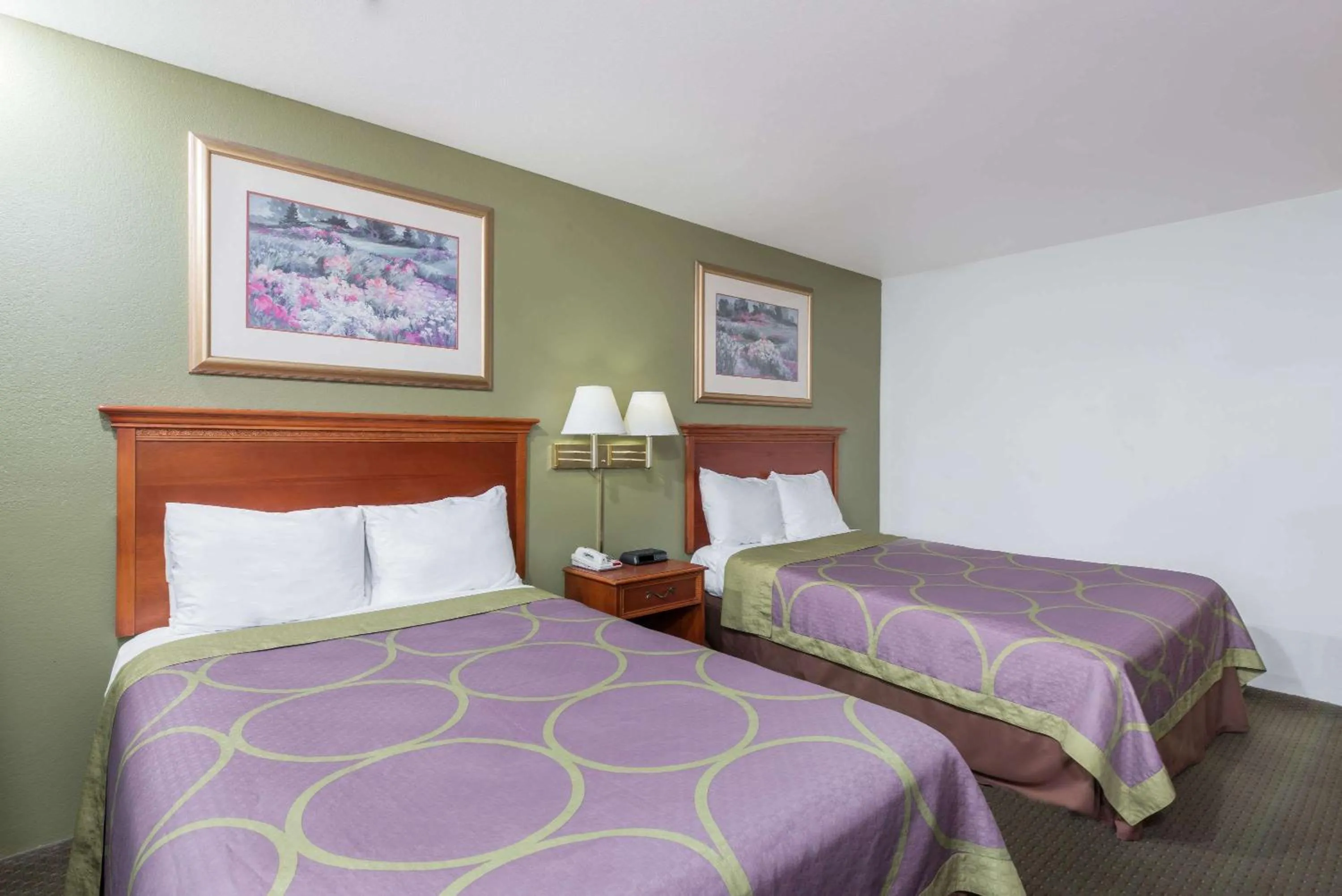 Photo of the whole room, Bed in Super 8 by Wyndham Pittsburgh/Monroeville