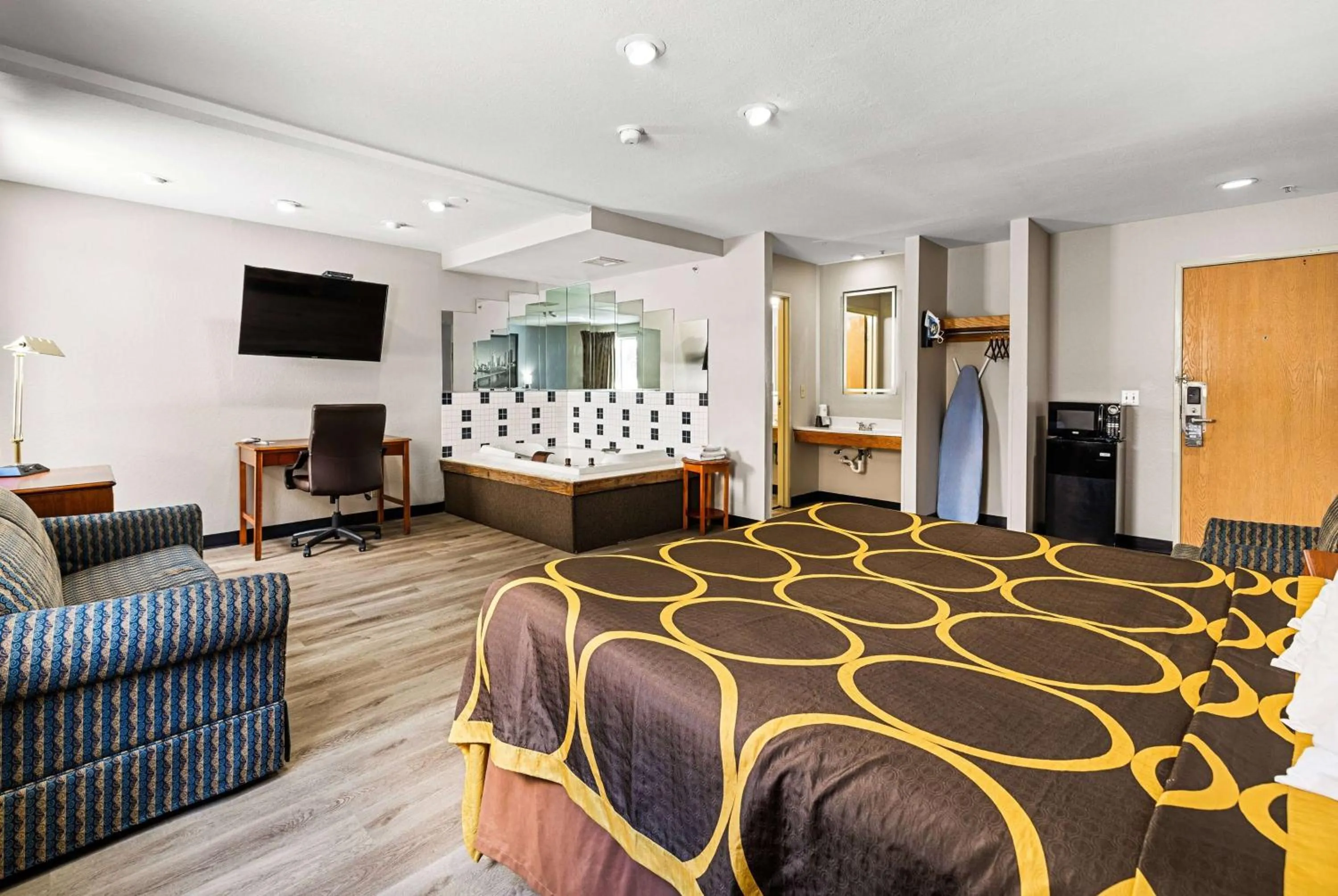 Photo of the whole room, Bed in Super 8 by Wyndham Pittsburgh/Monroeville