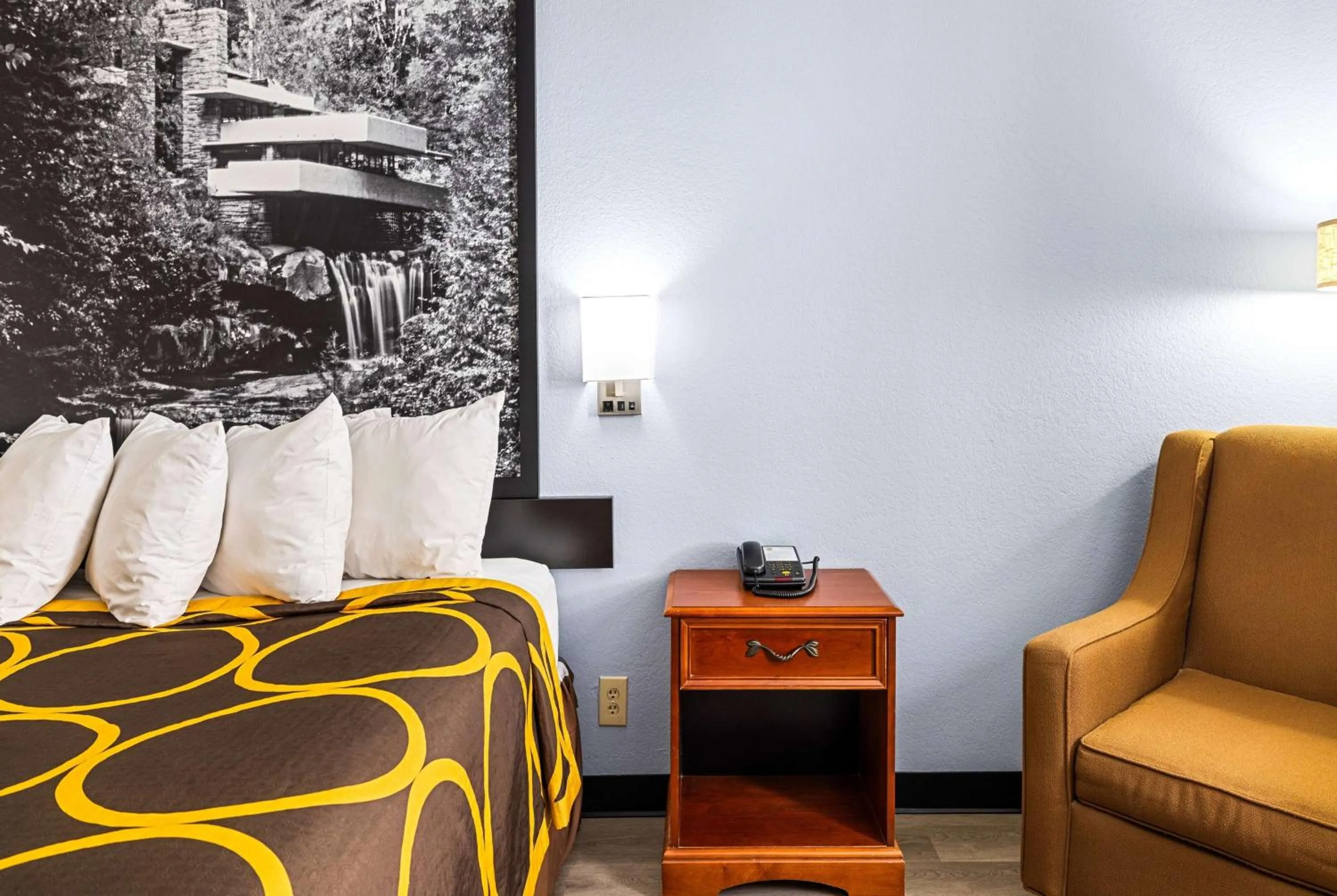 Photo of the whole room, Bed in Super 8 by Wyndham Pittsburgh/Monroeville