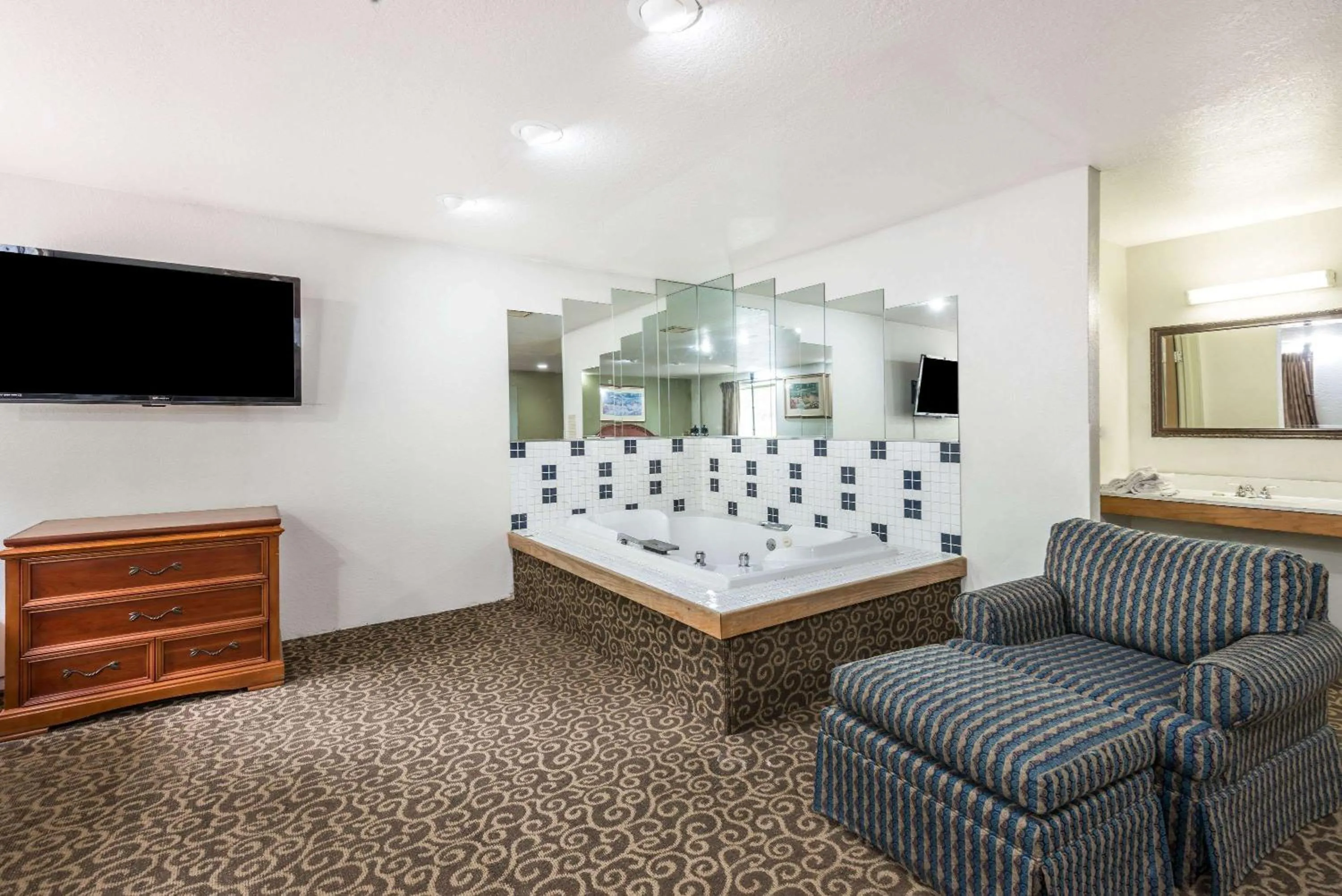 Photo of the whole room in Super 8 by Wyndham Pittsburgh/Monroeville