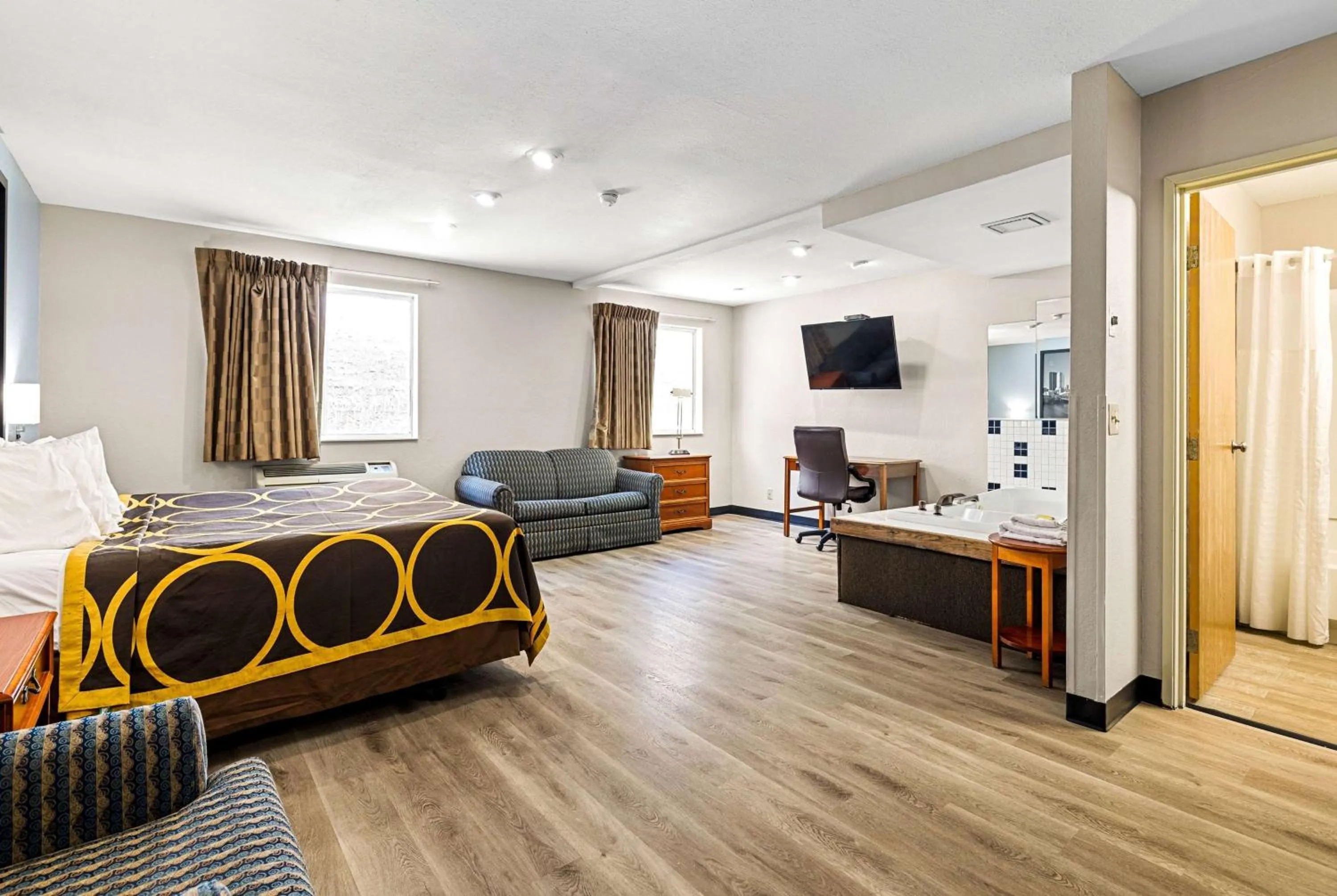 Photo of the whole room, Bed in Super 8 by Wyndham Pittsburgh/Monroeville