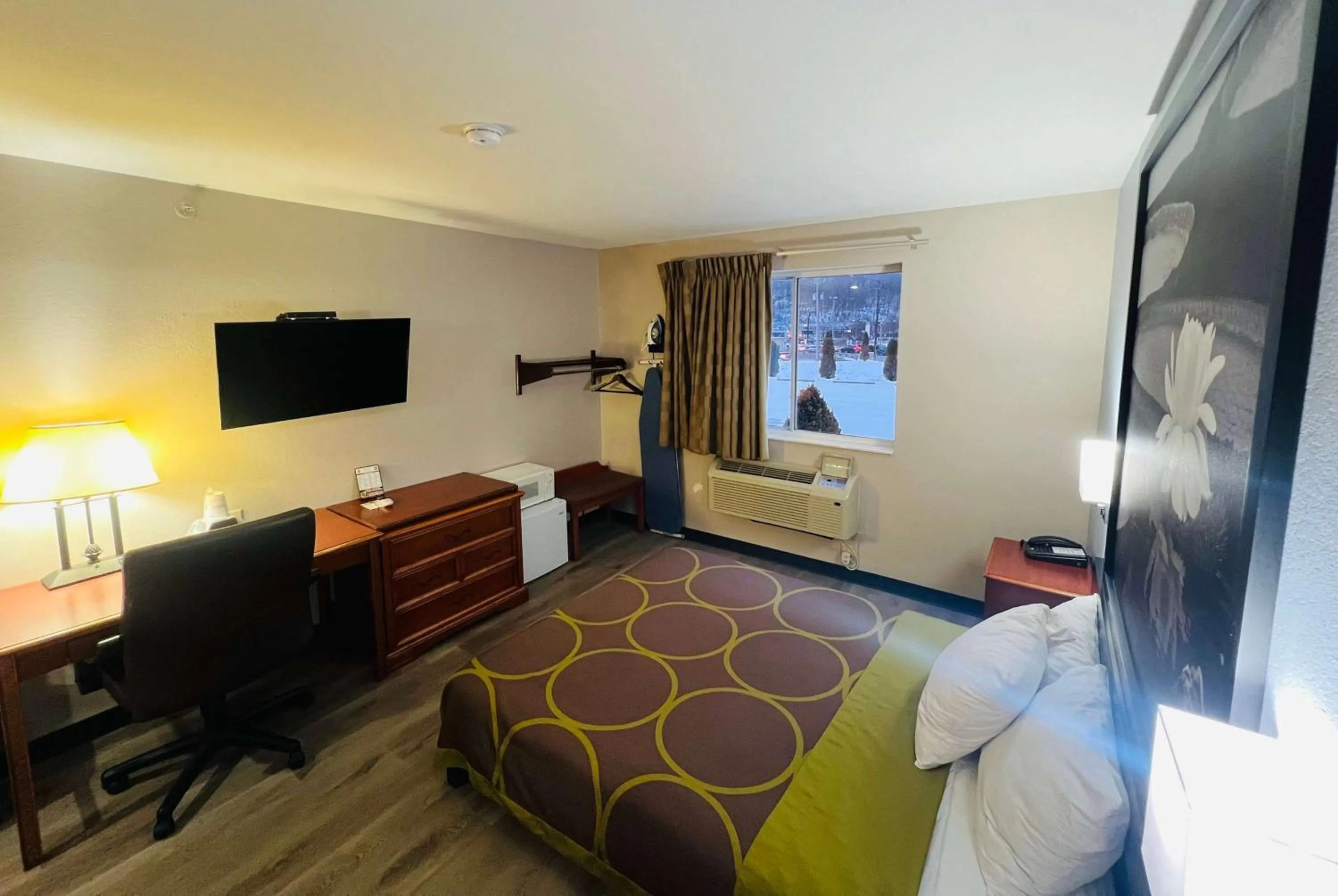 Photo of the whole room, Bed in Super 8 by Wyndham Pittsburgh/Monroeville