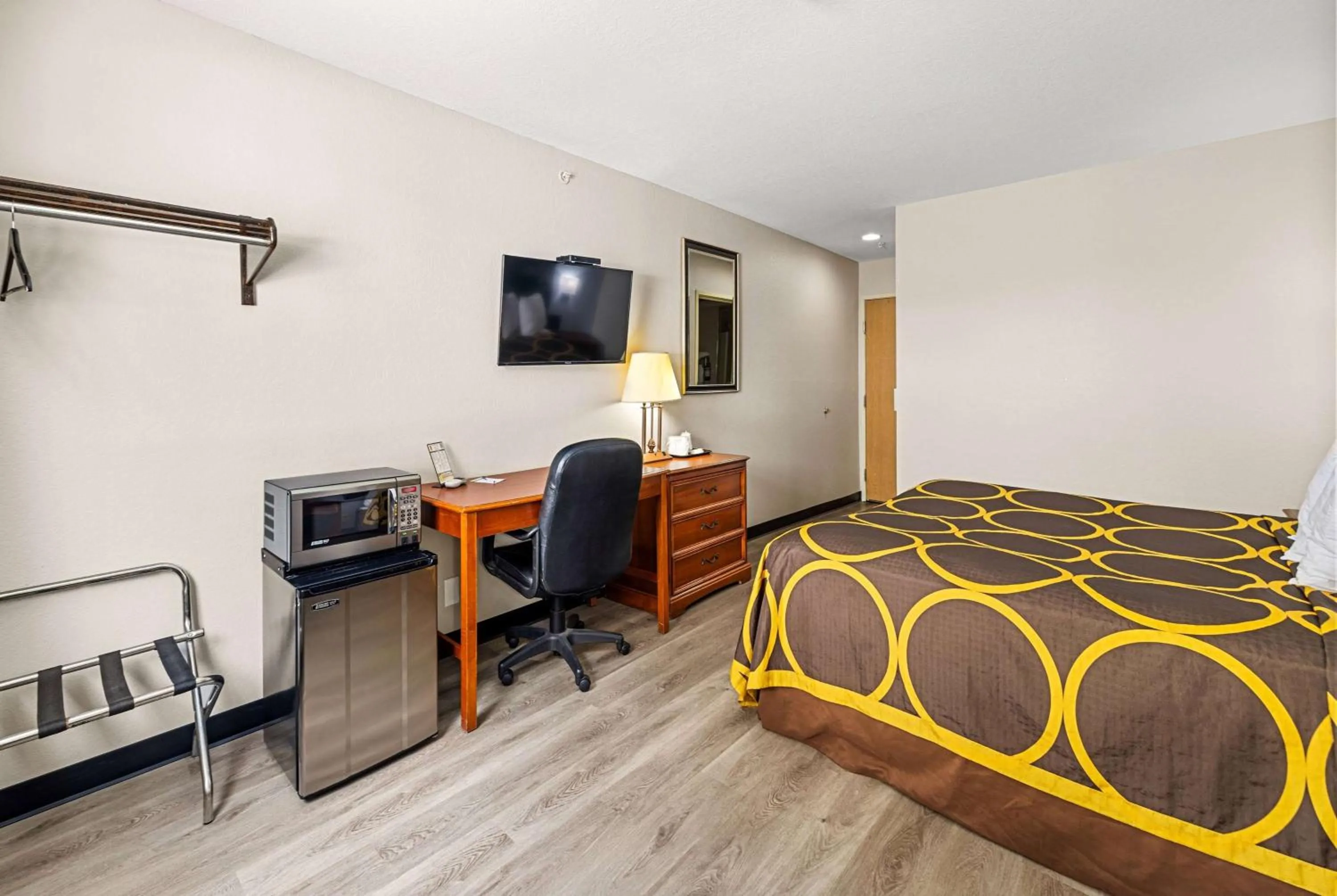 Photo of the whole room, Bed in Super 8 by Wyndham Pittsburgh/Monroeville