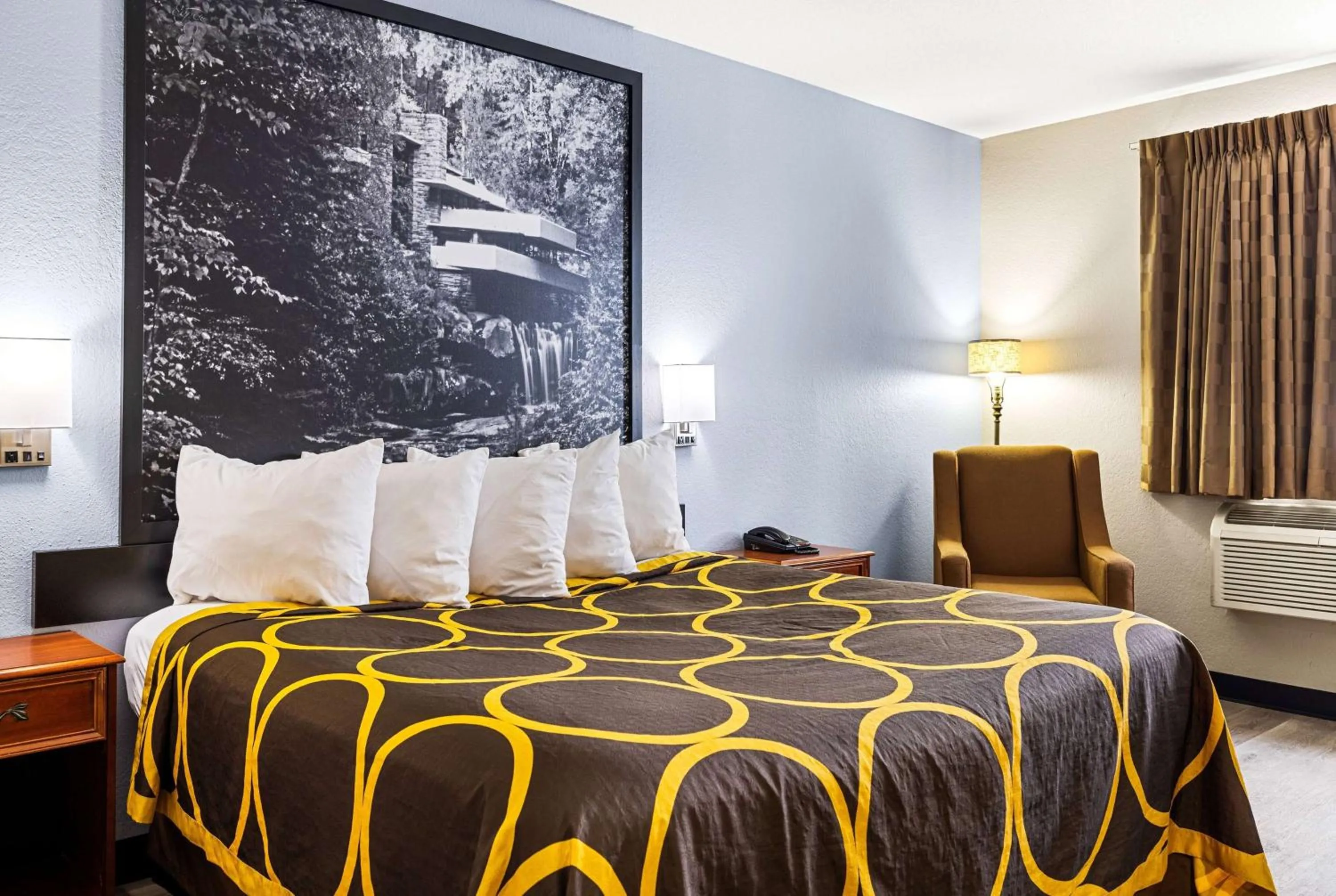 Photo of the whole room, Bed in Super 8 by Wyndham Pittsburgh/Monroeville