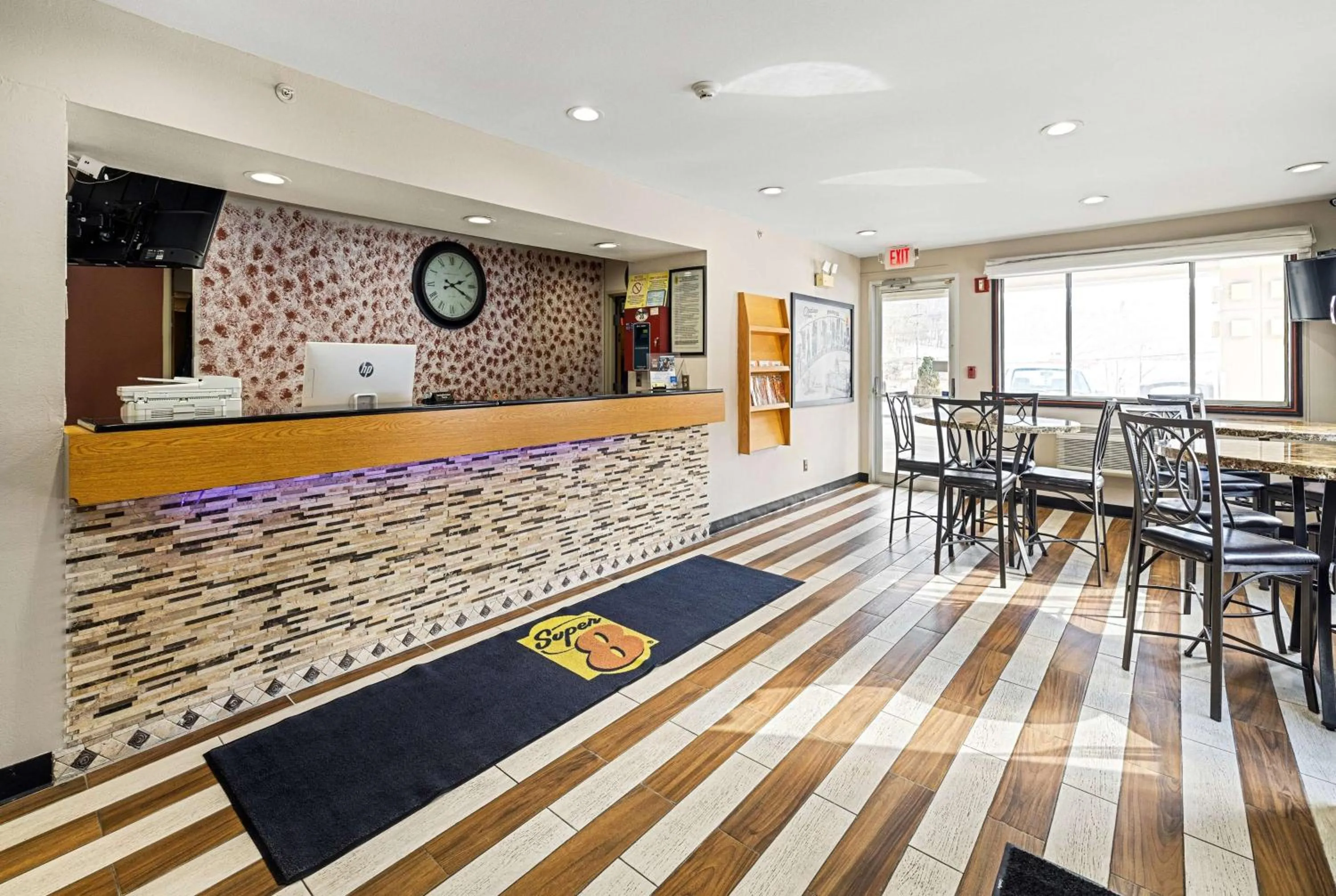 Lobby or reception in Super 8 by Wyndham Pittsburgh/Monroeville