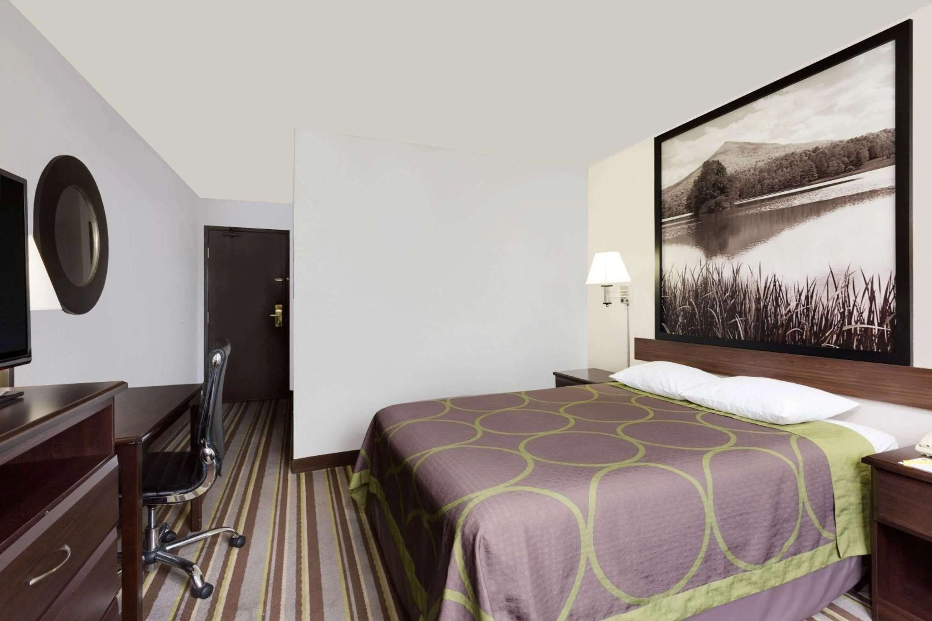 Photo of the whole room, Bed in Super 8 by Wyndham Waynesboro