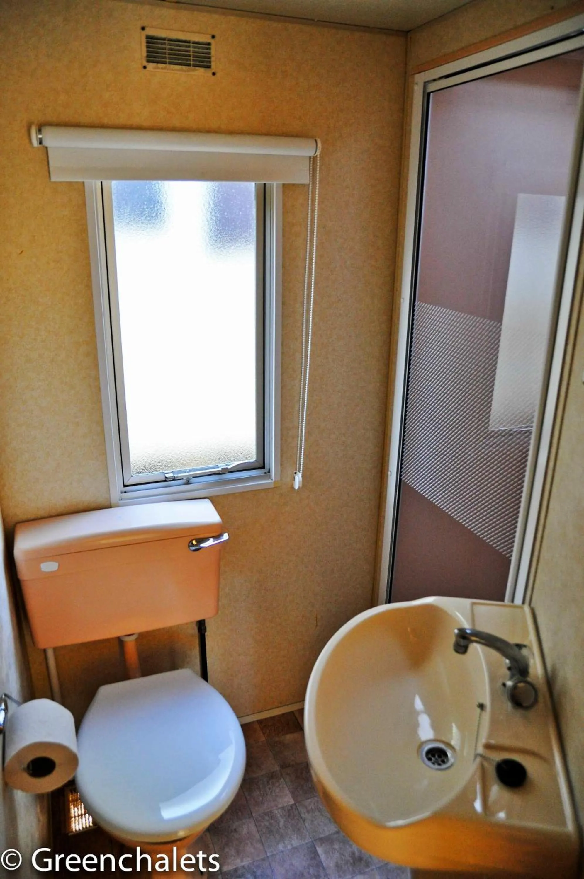 Bathroom in Mountain View Mobile Home in Roquebrune-sur-Argens, France
