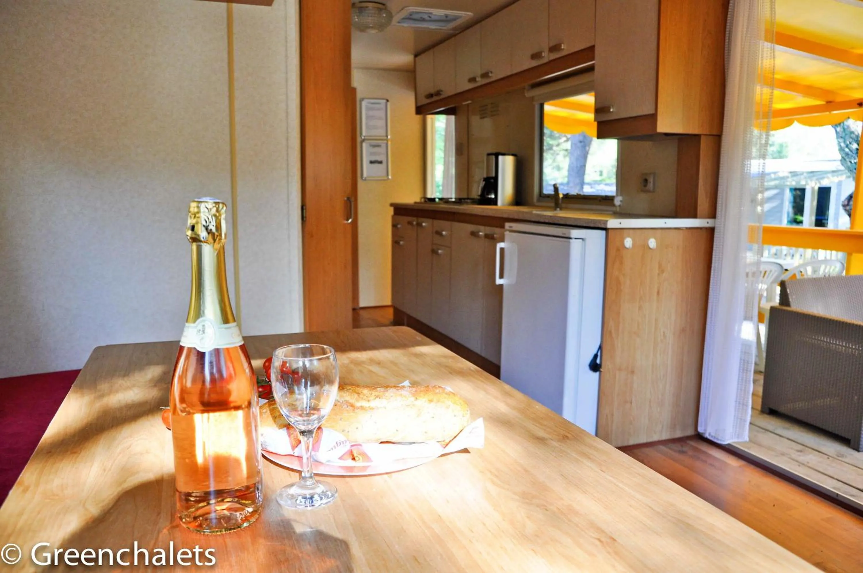 kitchen in Mountain View Mobile Home in Roquebrune-sur-Argens, France