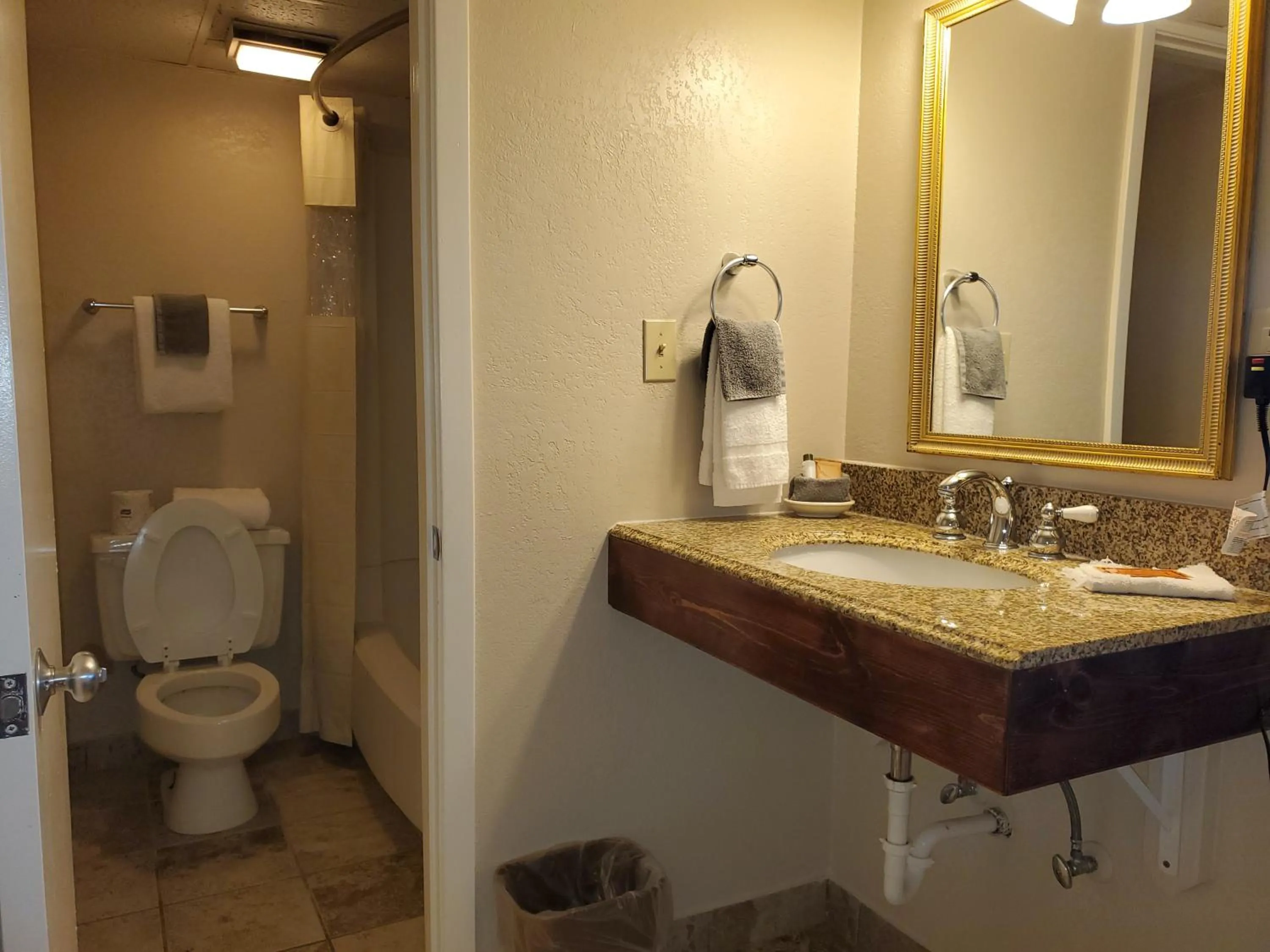 Bathroom in Kansas Country Inn