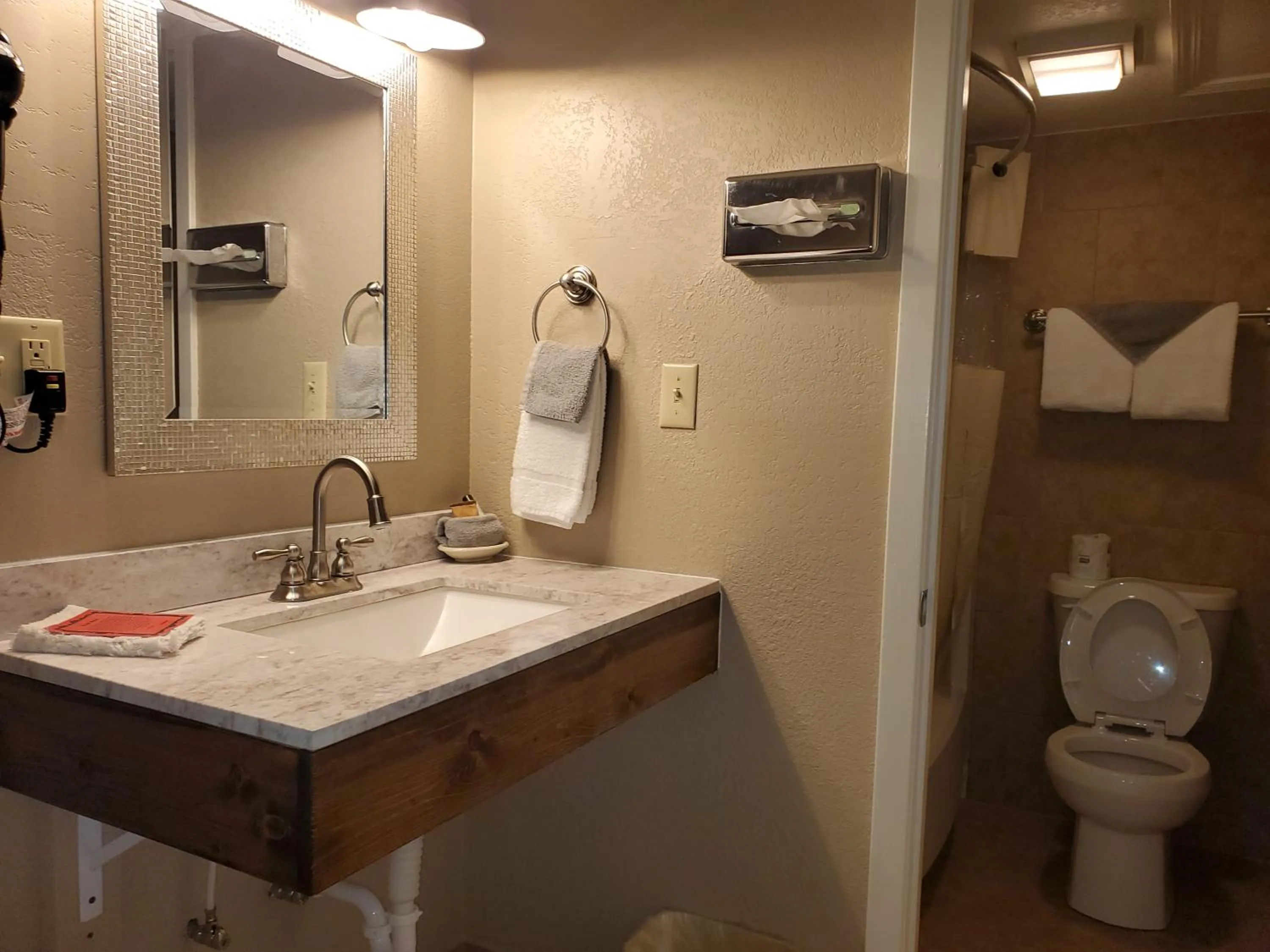 Bathroom in Kansas Country Inn