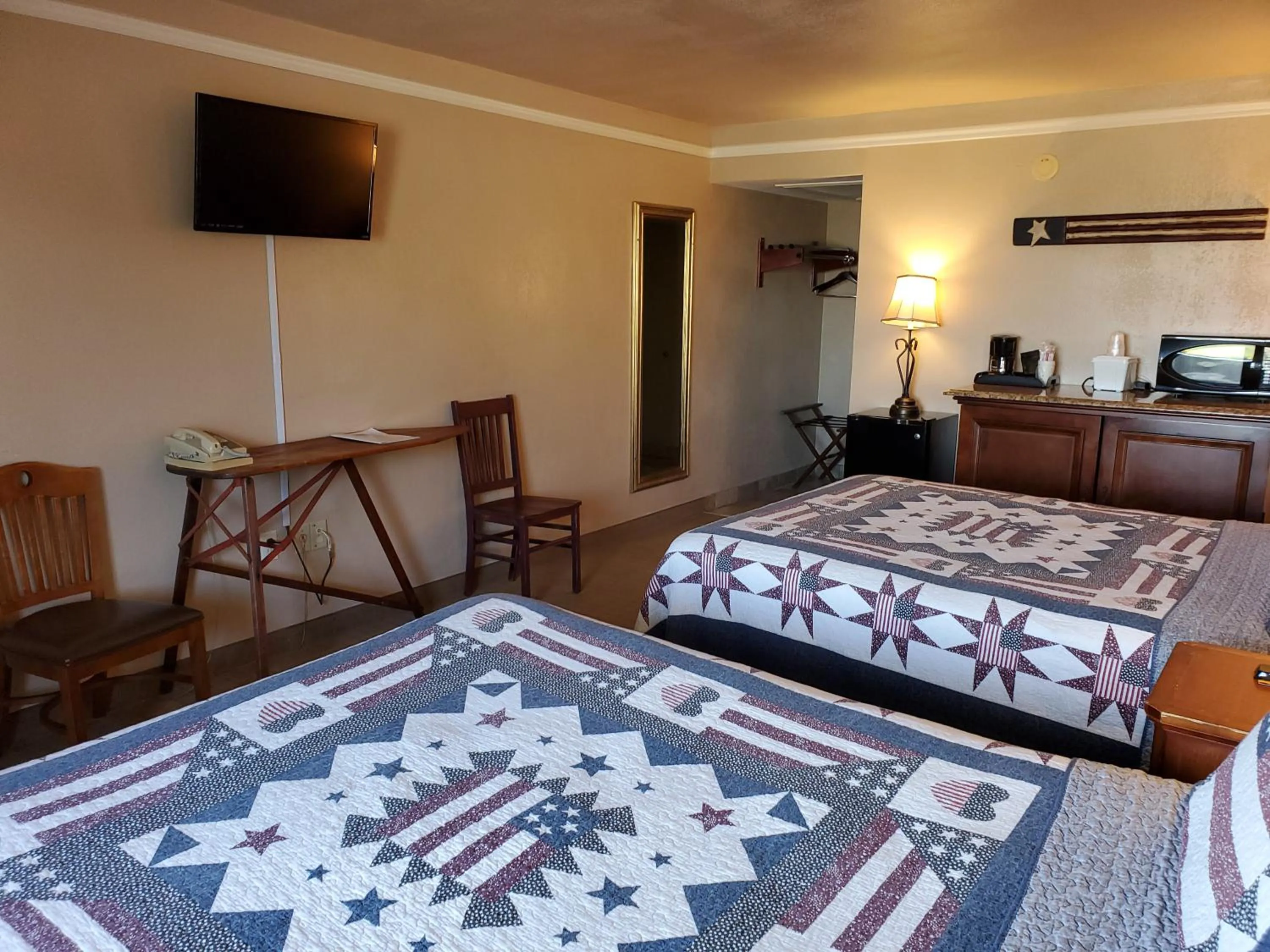 Bed in Kansas Country Inn