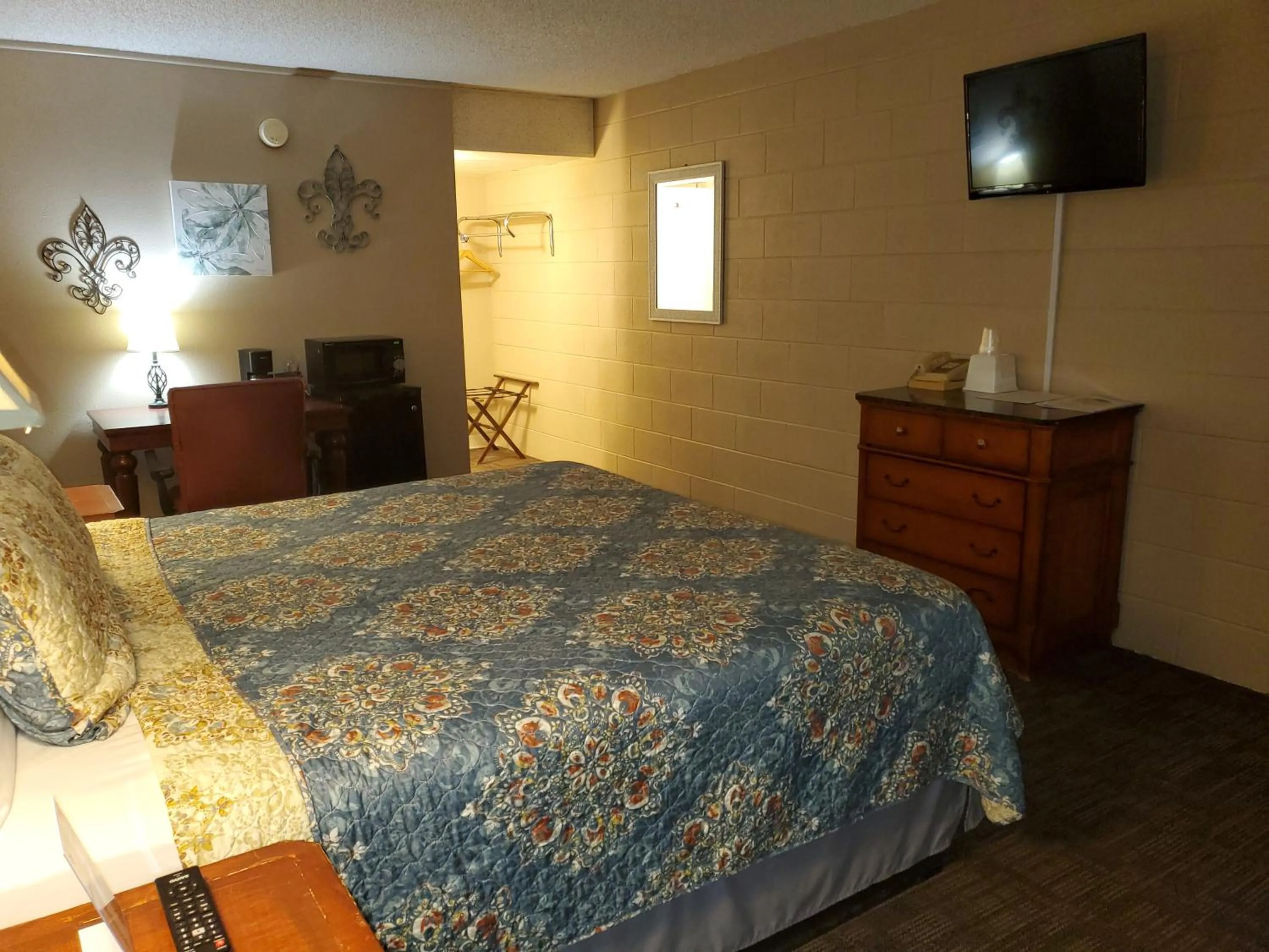 Bed in Kansas Country Inn