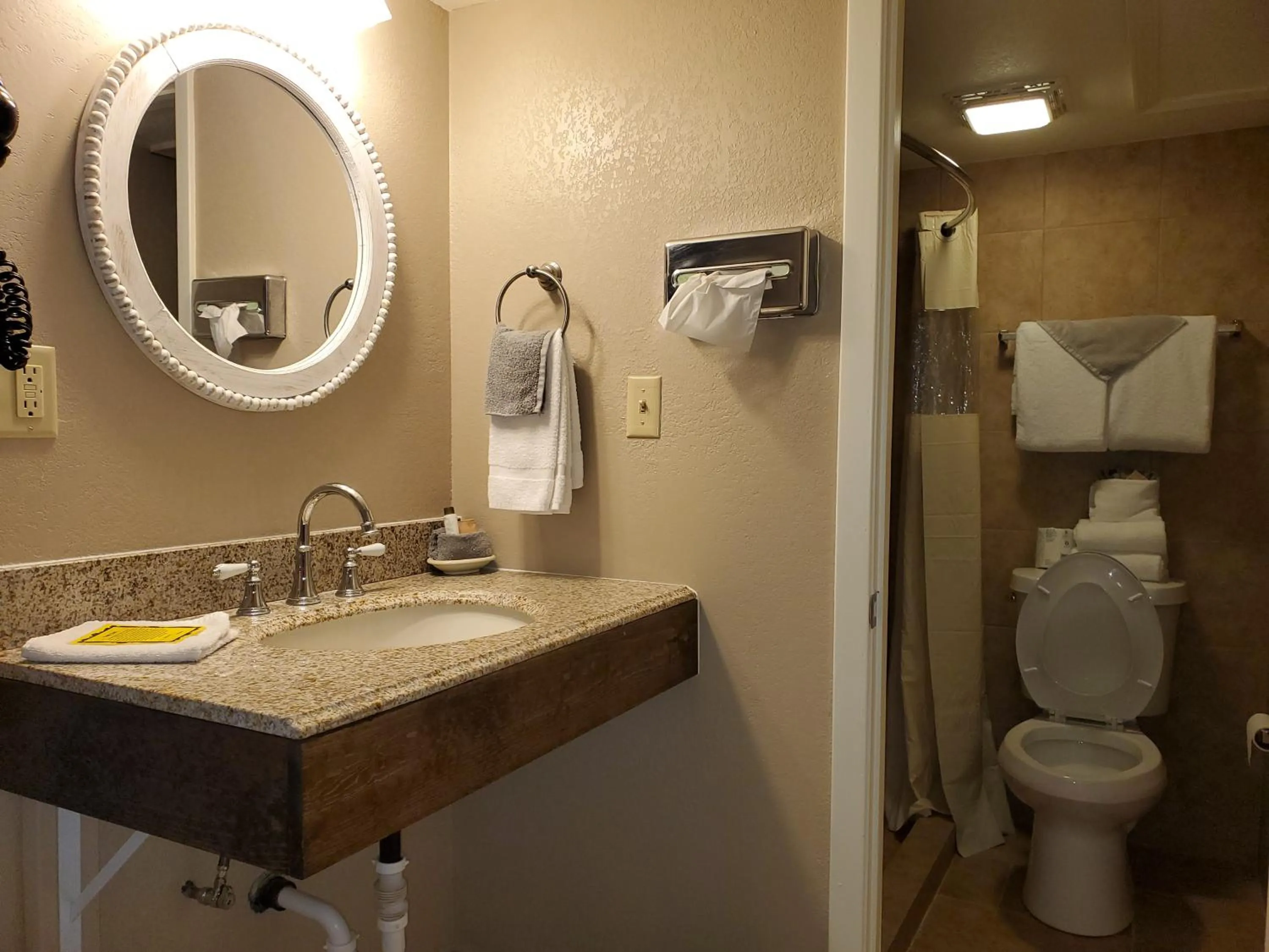Bathroom in Kansas Country Inn