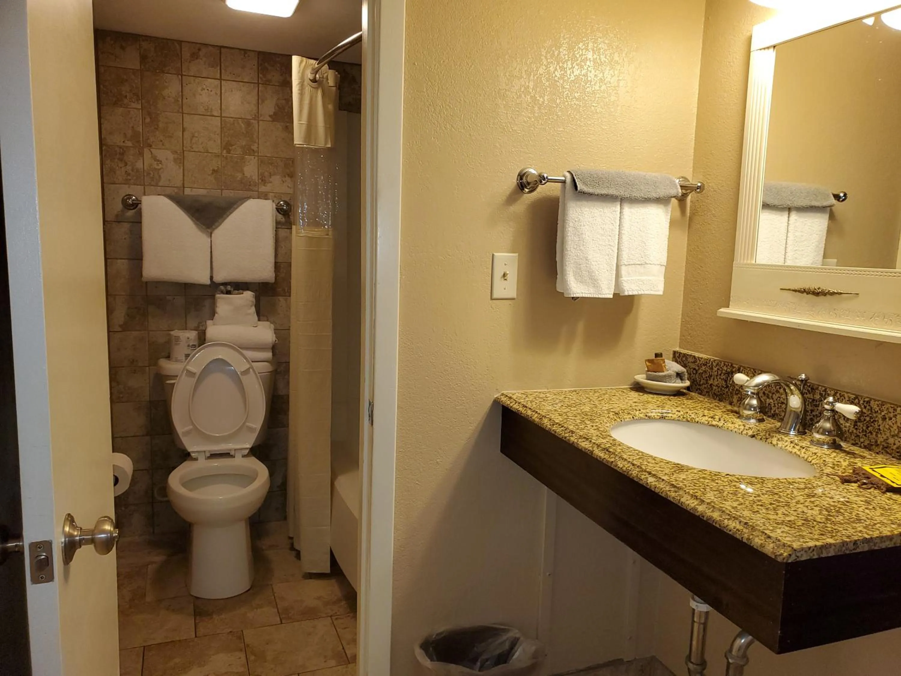 Bathroom in Kansas Country Inn