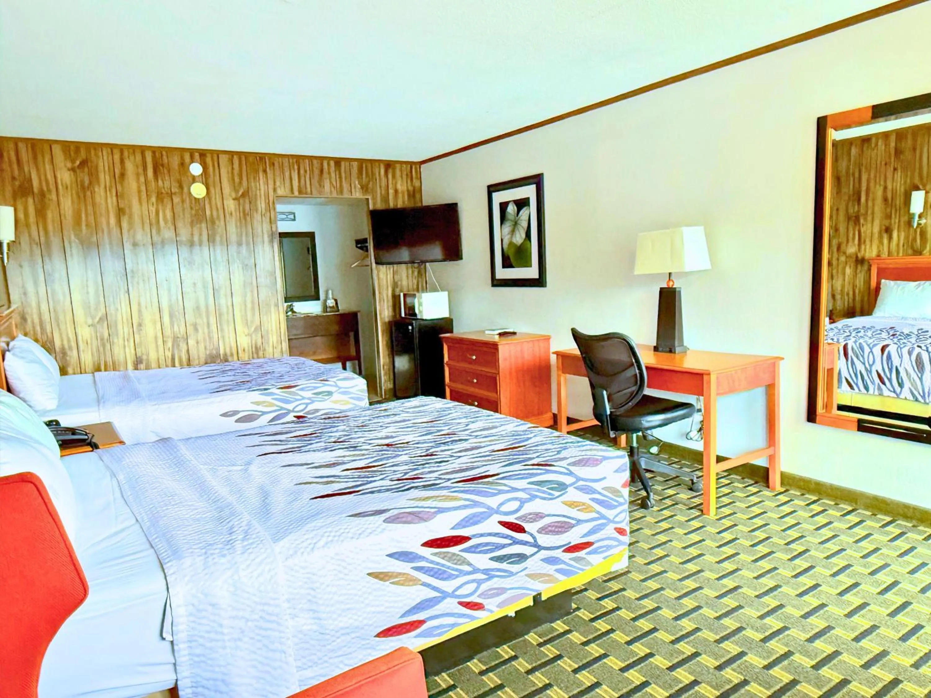 Photo of the whole room, Bed in Tennessee Mountain Lodge