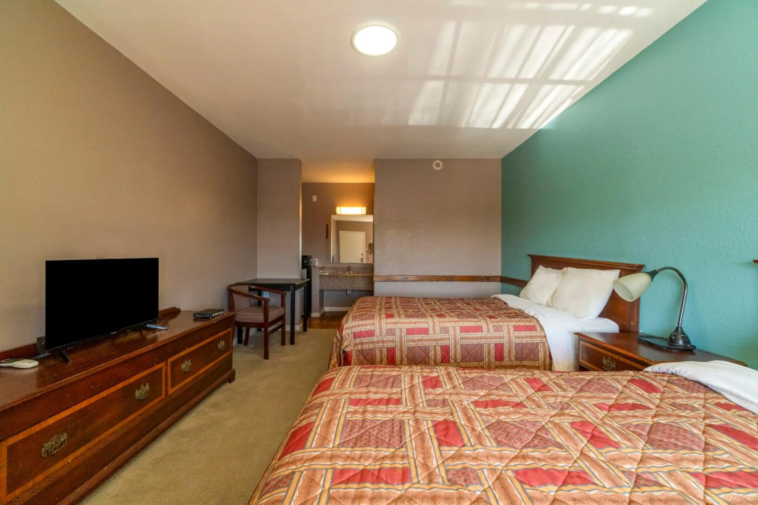 Bedroom, Bed in Woodfield Inn & Suites Hotel O, Yoakum TX 111