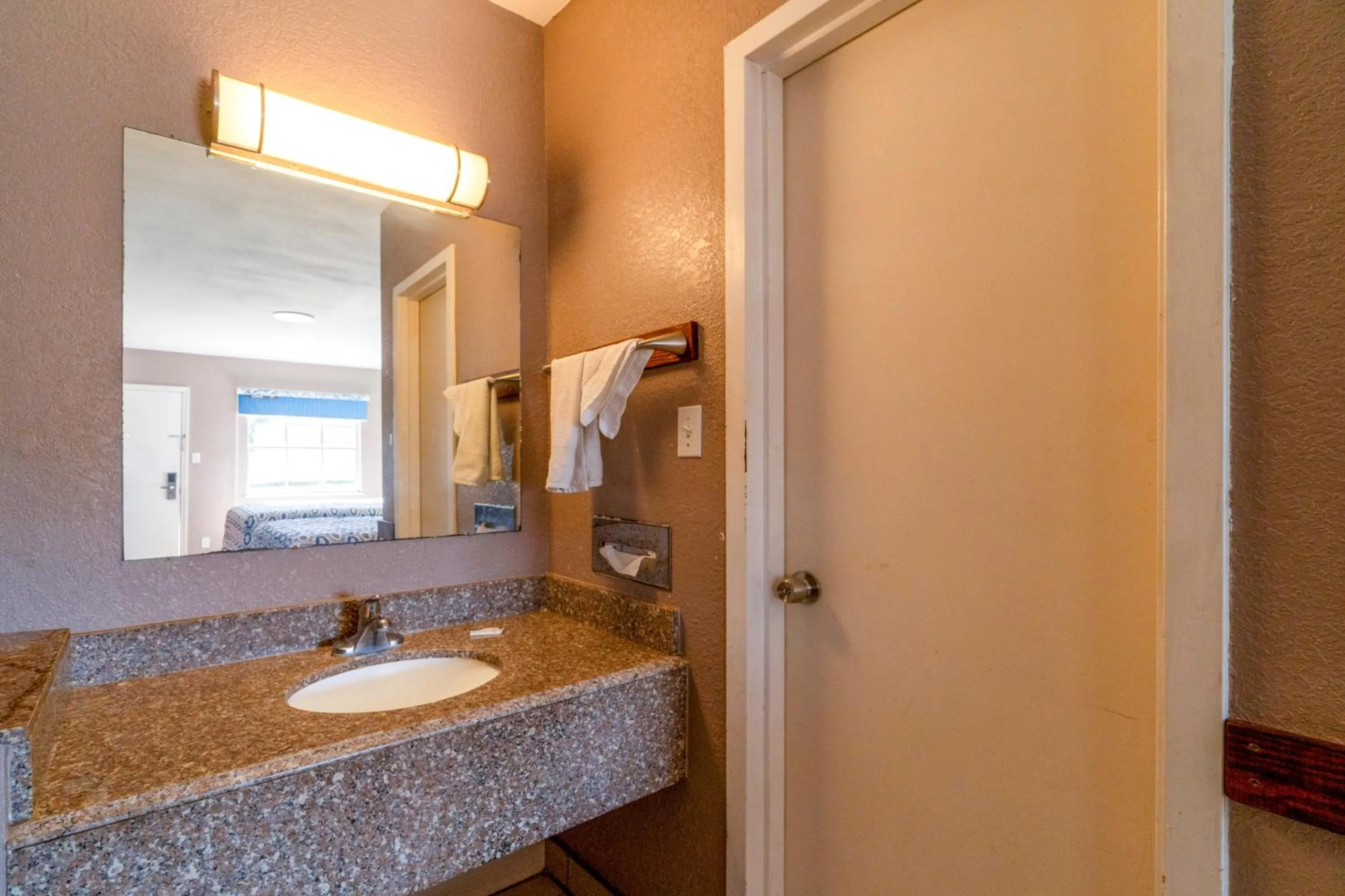 Bathroom in Woodfield Inn & Suites Hotel O, Yoakum TX 111