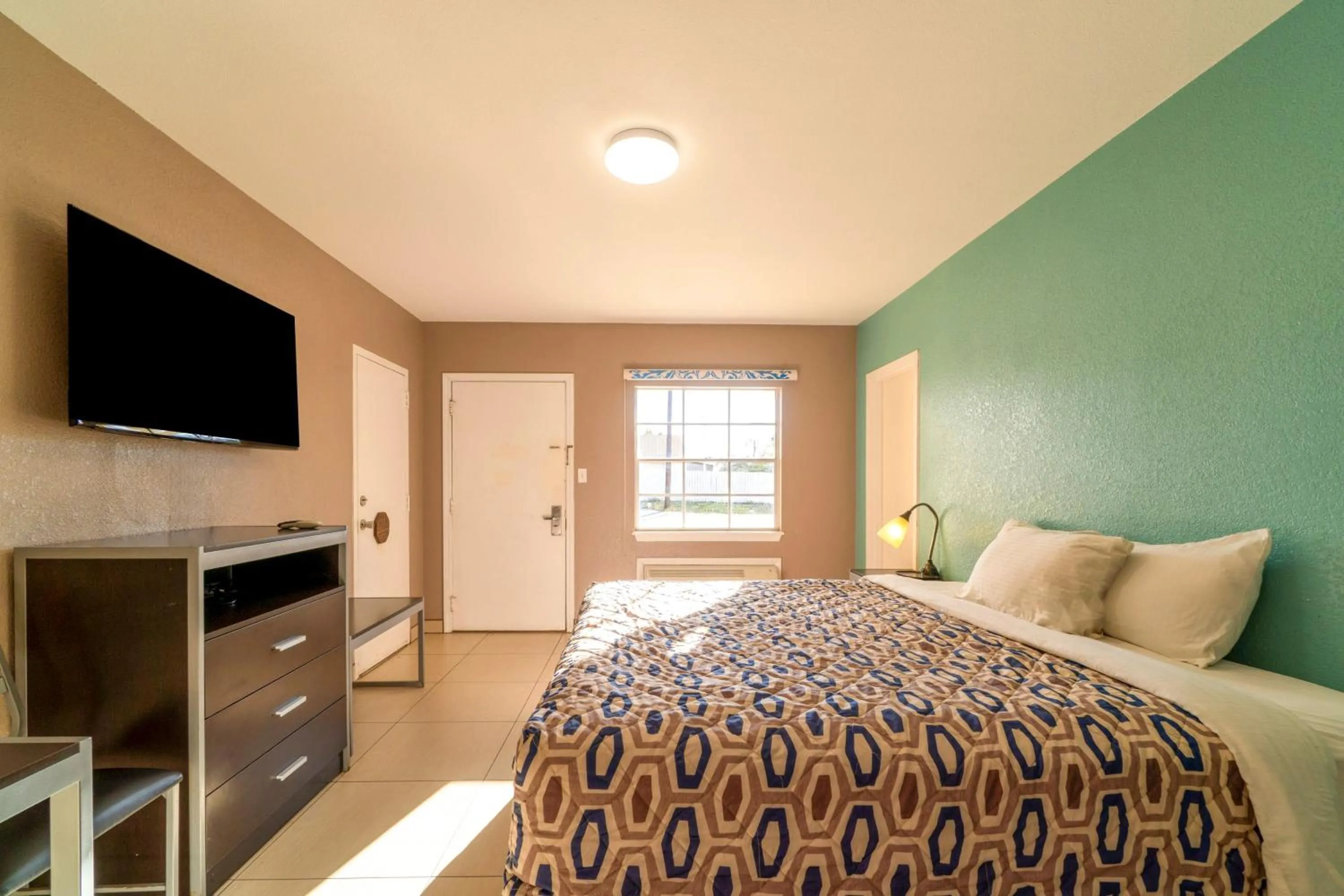 Bedroom, Bed in Woodfield Inn & Suites Hotel O, Yoakum TX 111