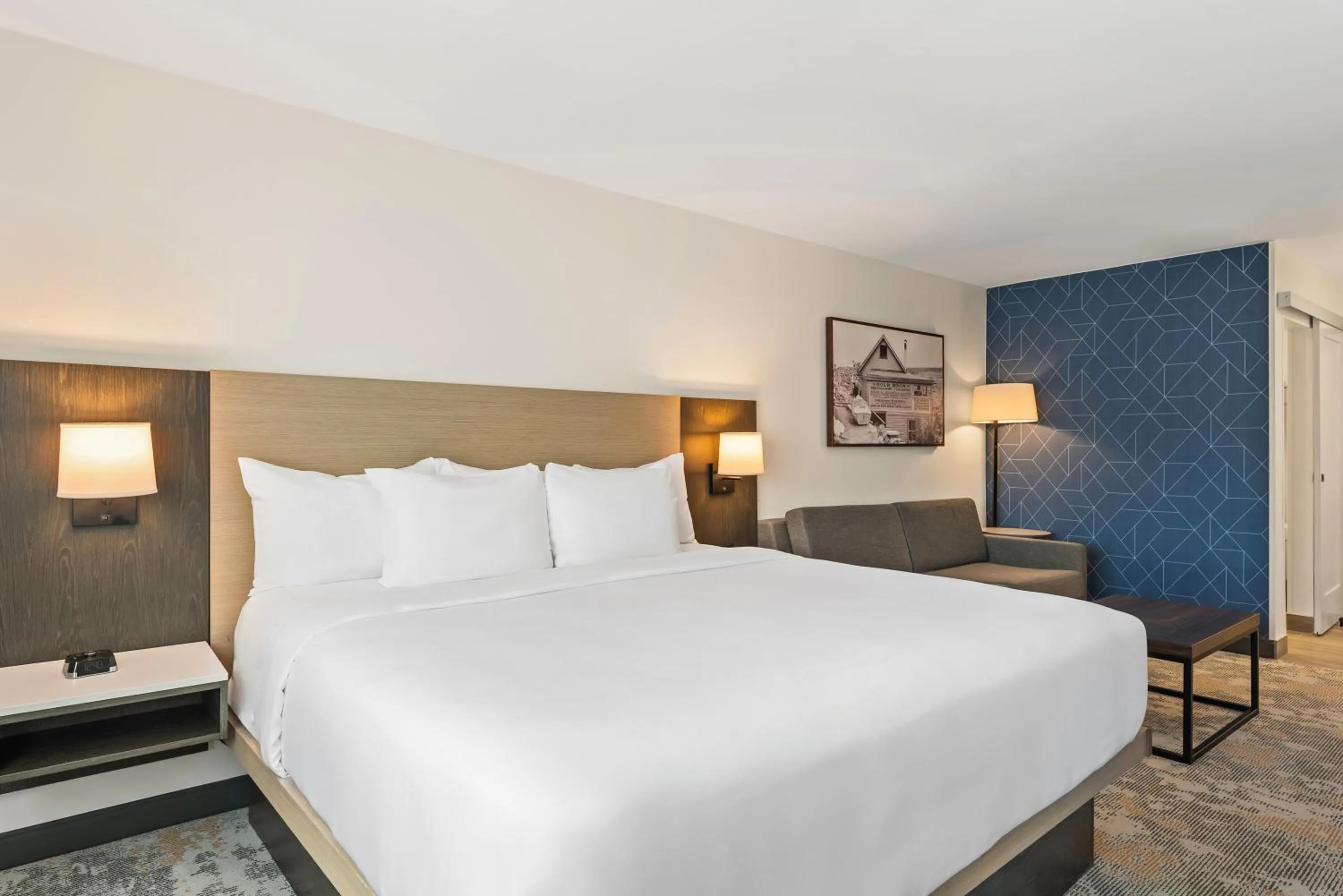 Bed in The Ellsworth Hotel, an Ascend Collection Hotel