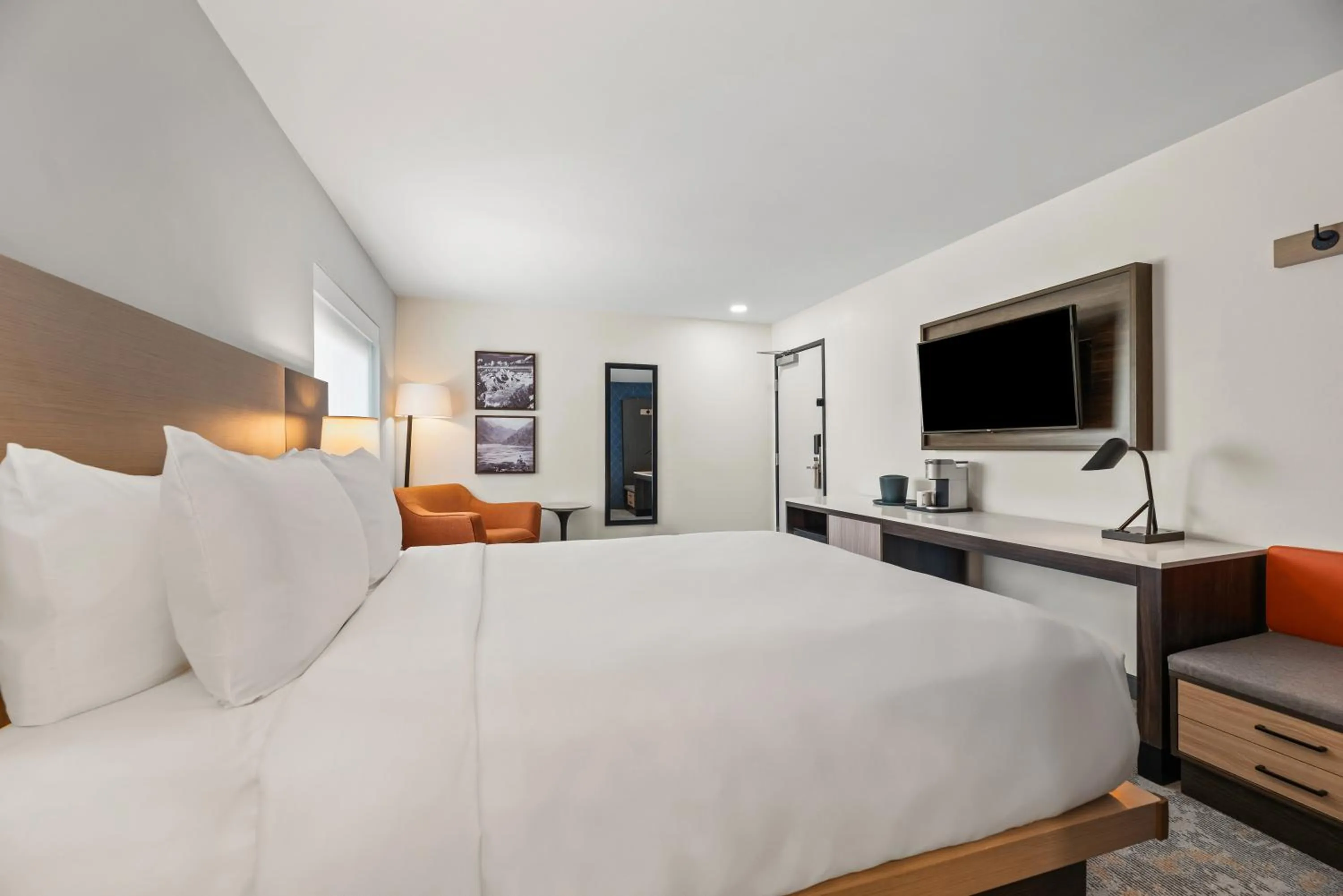 Bed in The Ellsworth Hotel, an Ascend Collection Hotel