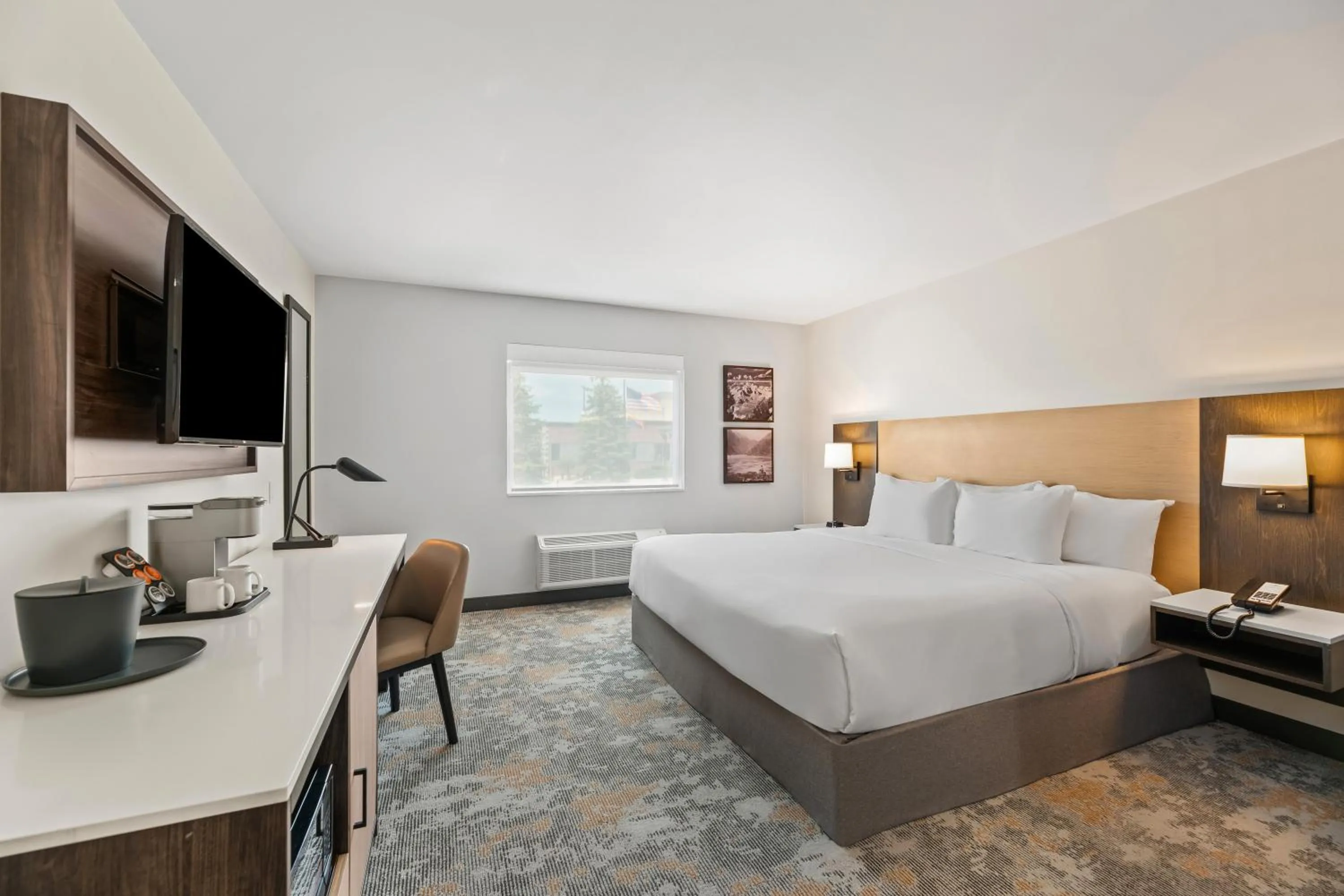 Bedroom, Bed in The Ellsworth Hotel, an Ascend Collection Hotel