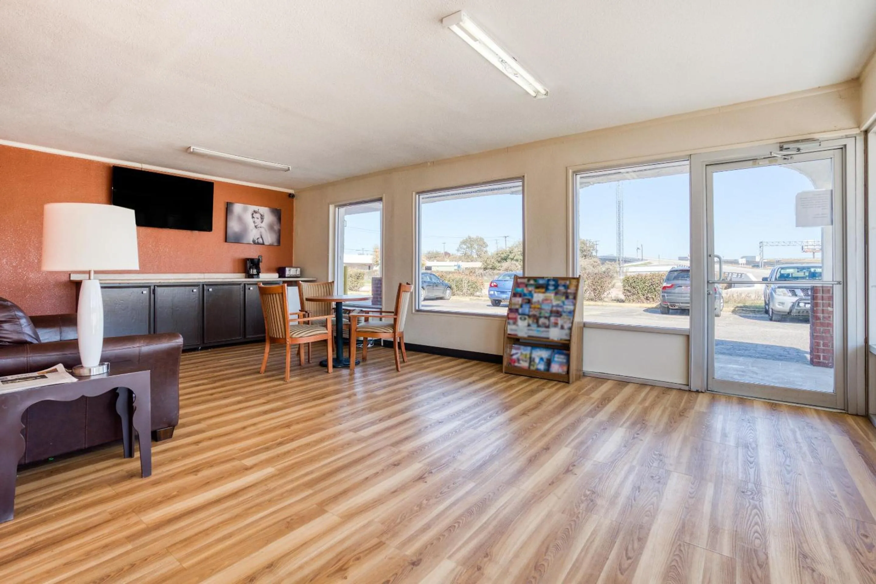 Lobby or reception in OYO Hotel Waco University Area I-35