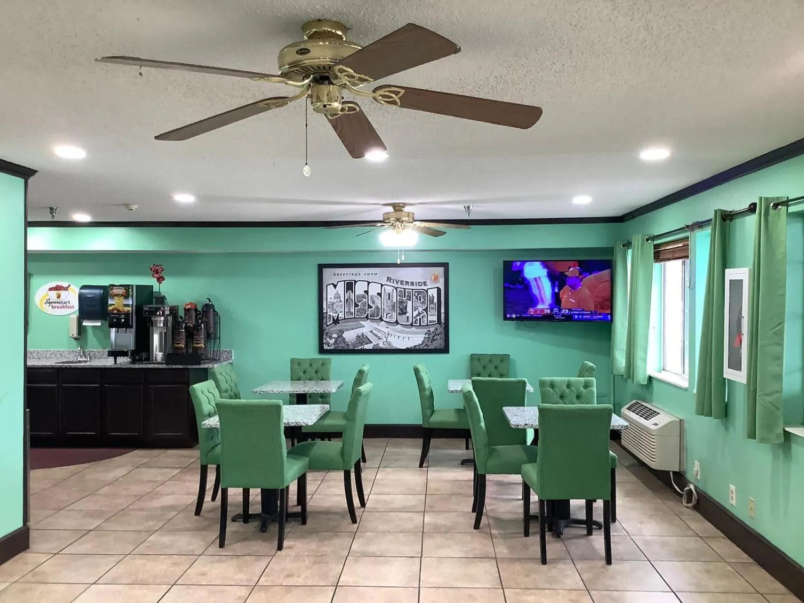 Breakfast in Super 8 by Wyndham Riverside/Kansas City