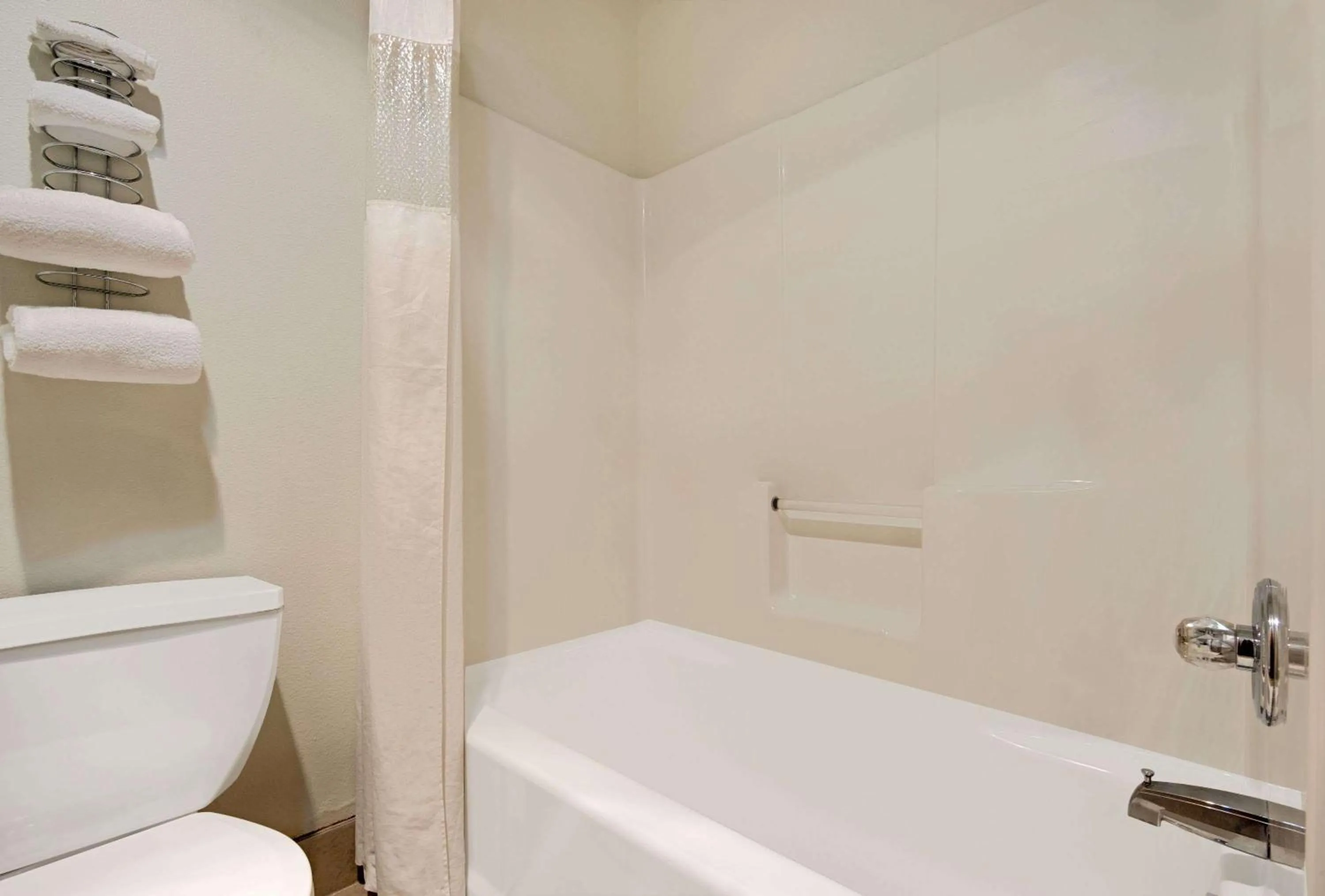 Photo of the whole room in Super 8 by Wyndham Riverside/Kansas City