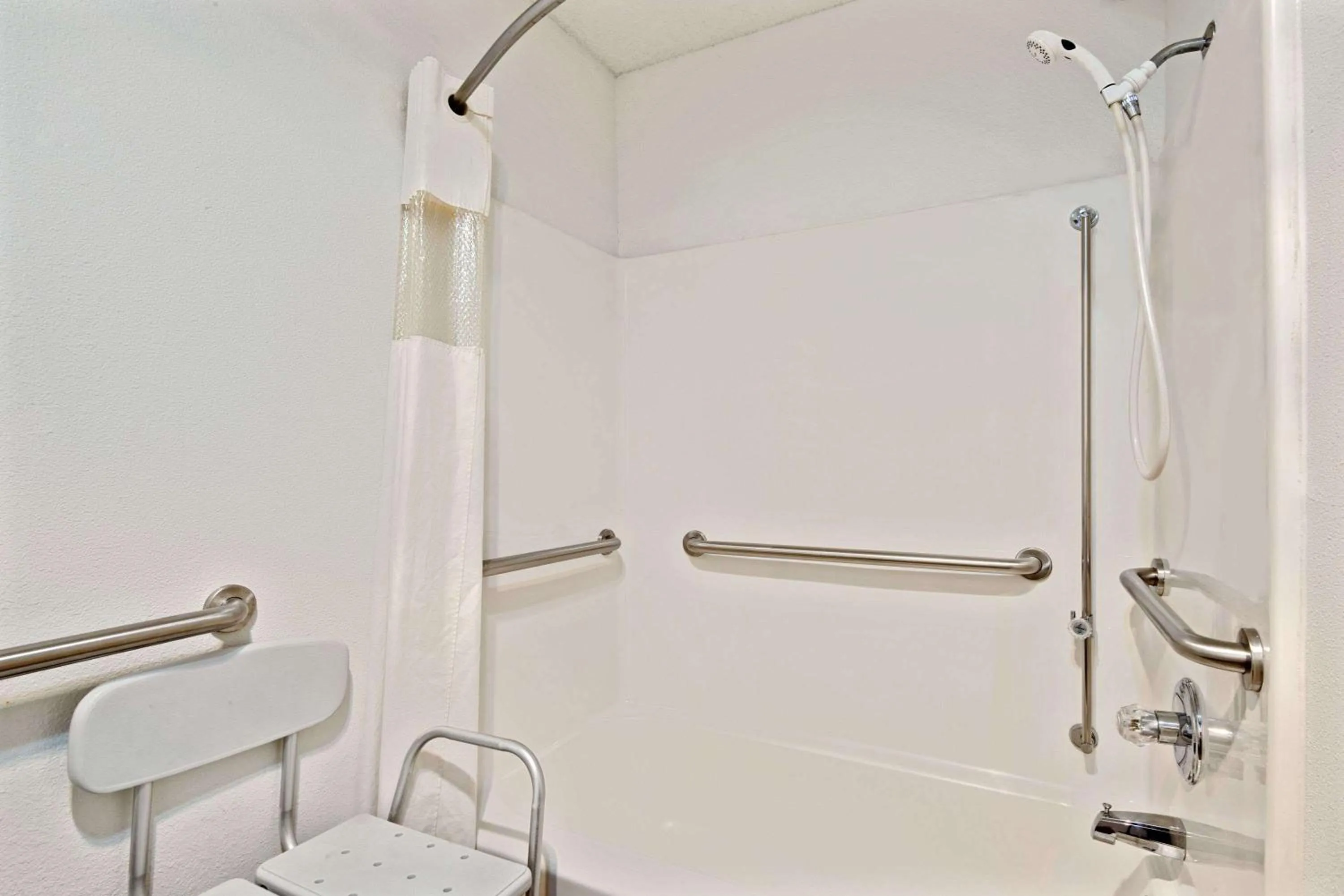 Photo of the whole room in Super 8 by Wyndham Riverside/Kansas City