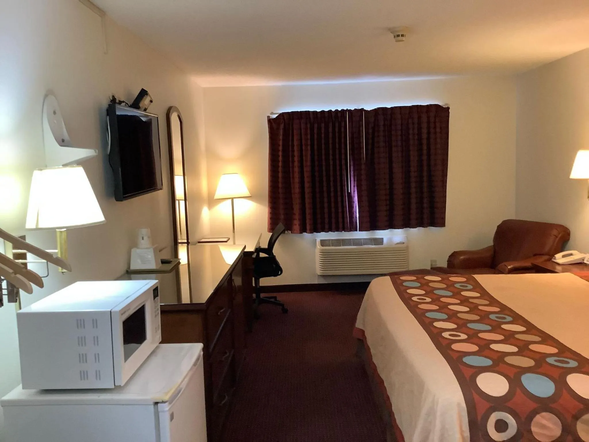 Photo of the whole room, Bed in Super 8 by Wyndham Riverside/Kansas City