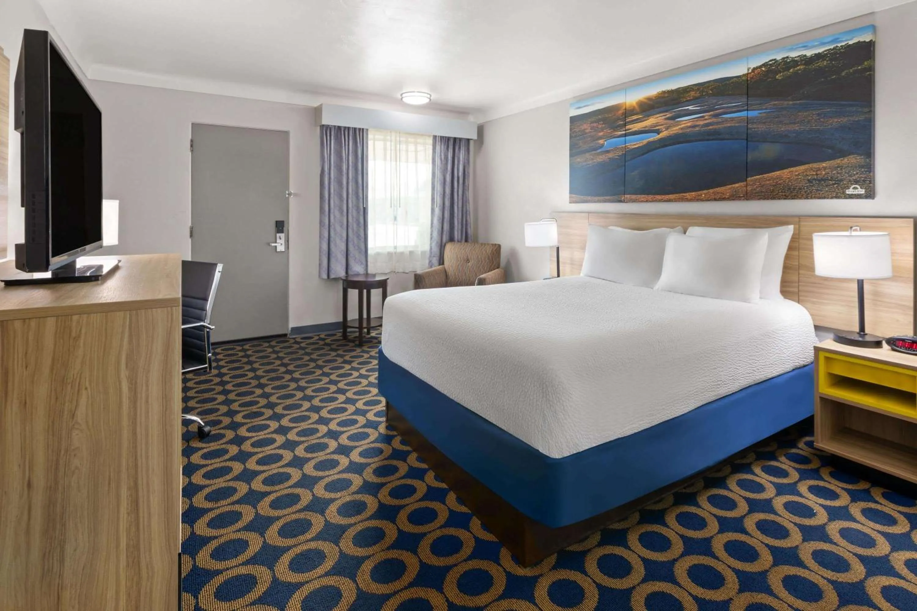Photo of the whole room, Bed in Days Inn by Wyndham Wauseon