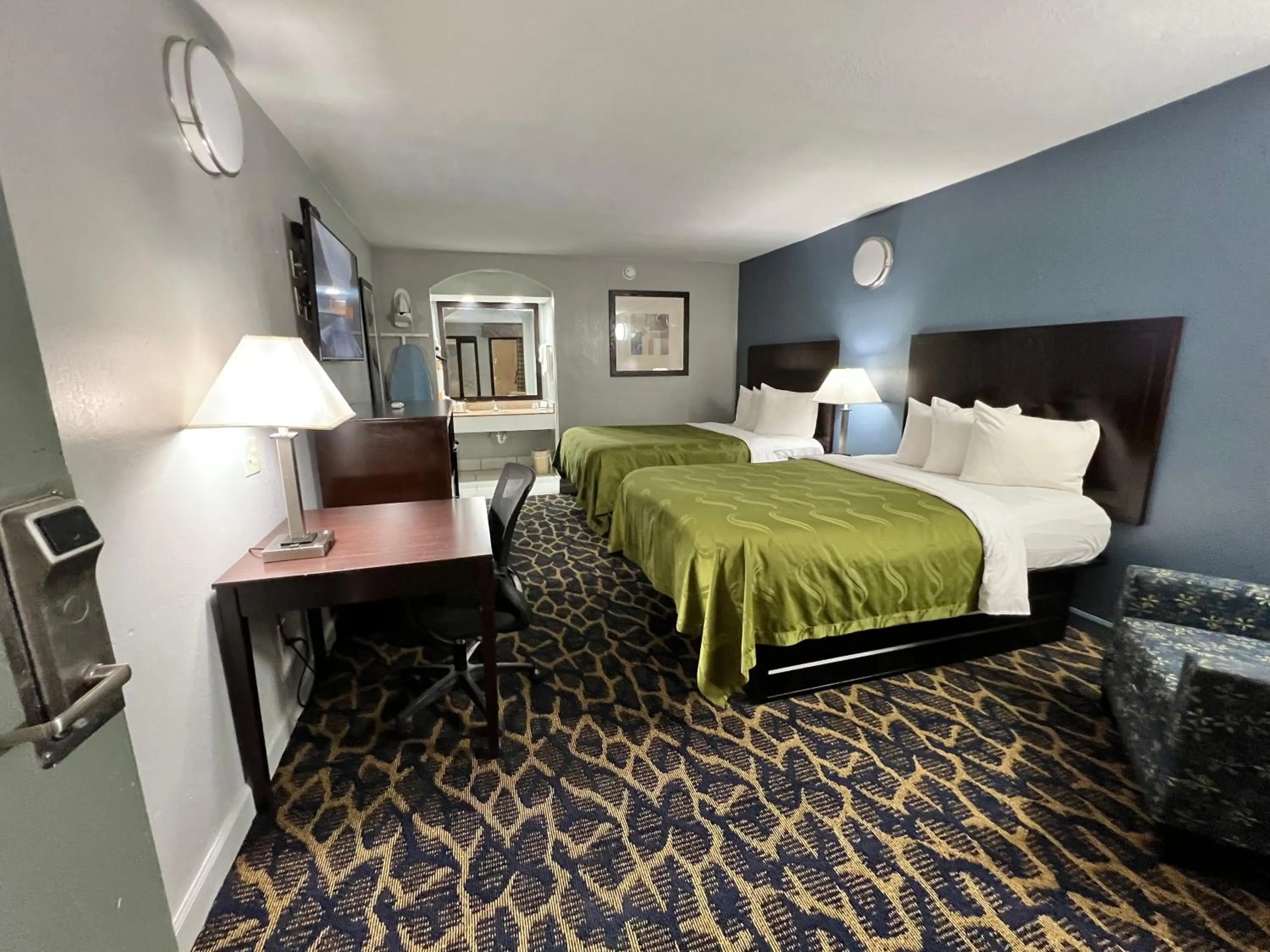 Bed in Quality Inn Indianola