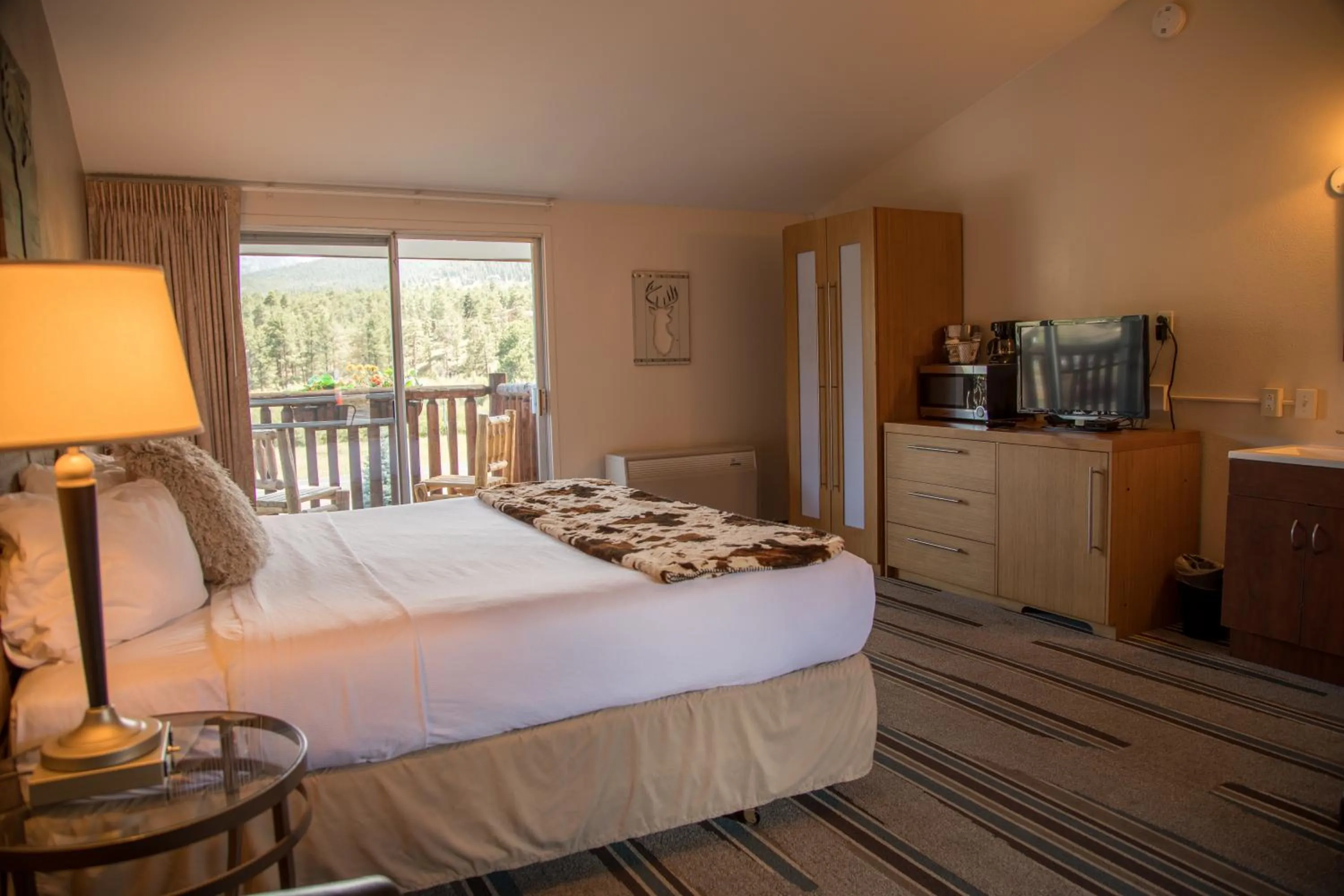 Patio, Bed in Alpine Trail Ridge Inn