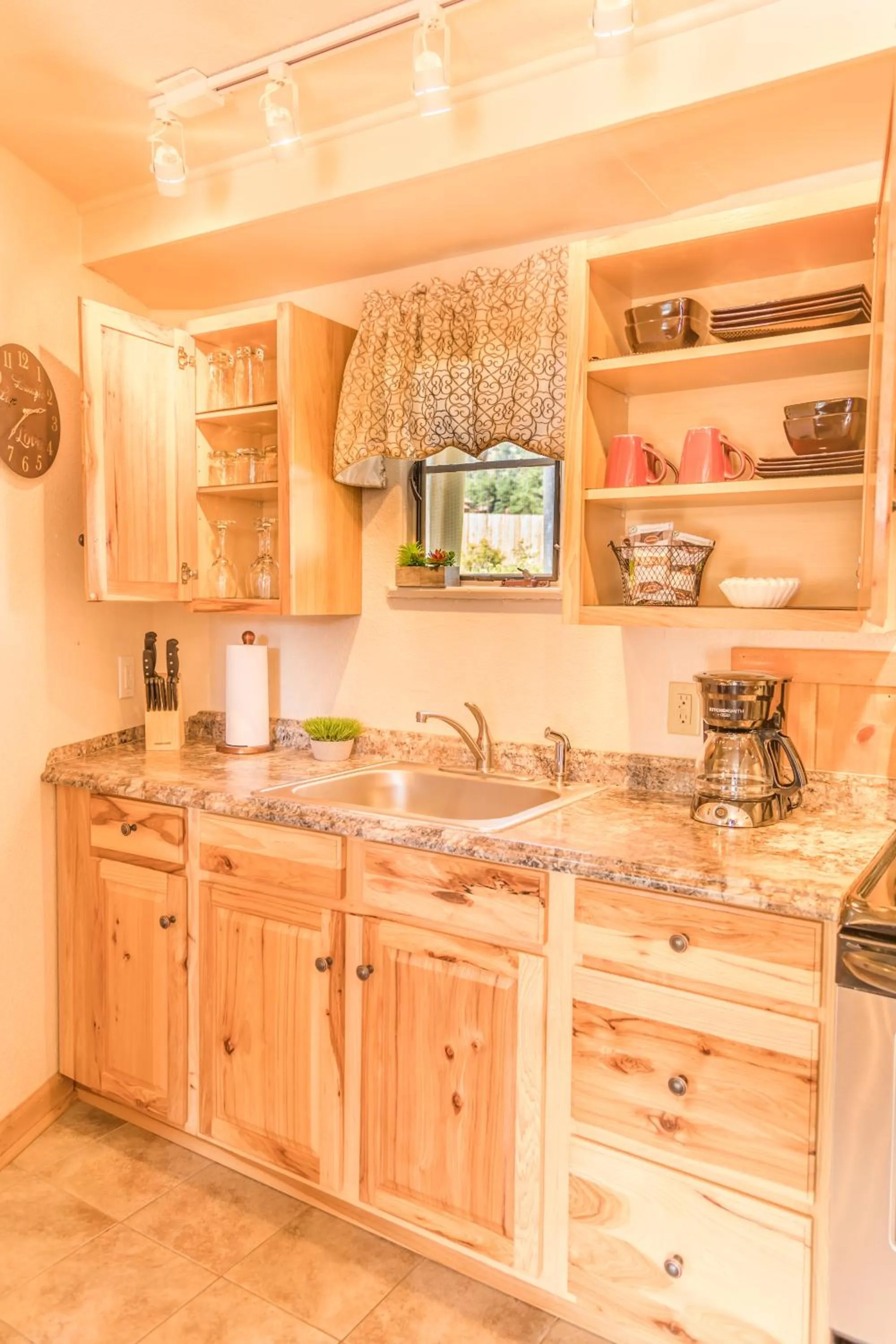 Coffee/tea facilities in Alpine Trail Ridge Inn