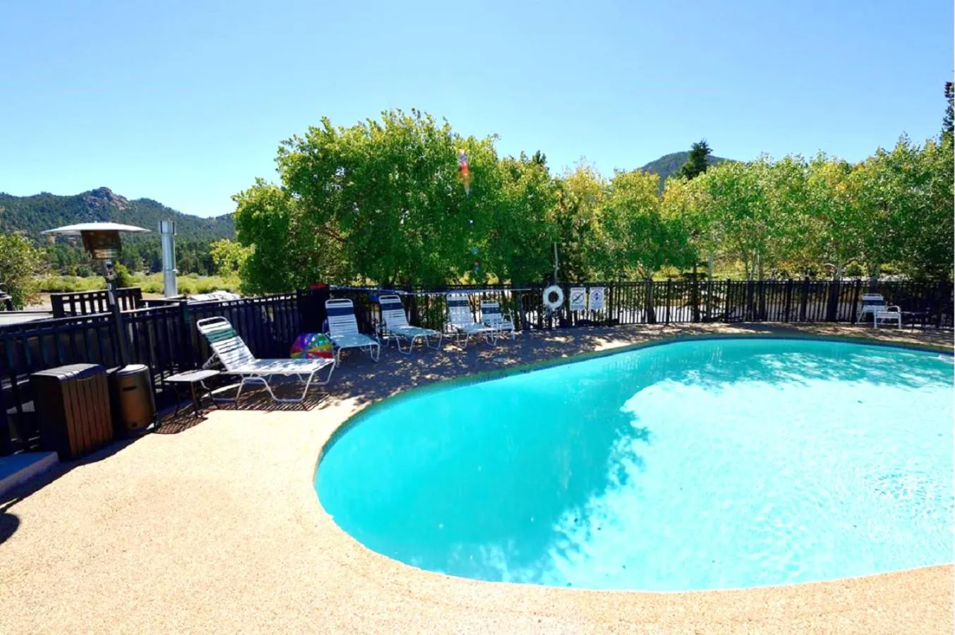 Swimming pool in Alpine Trail Ridge Inn