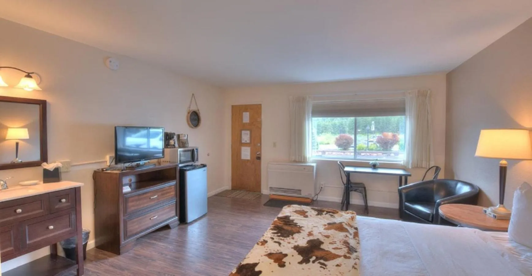 Photo of the whole room, Bed in Alpine Trail Ridge Inn