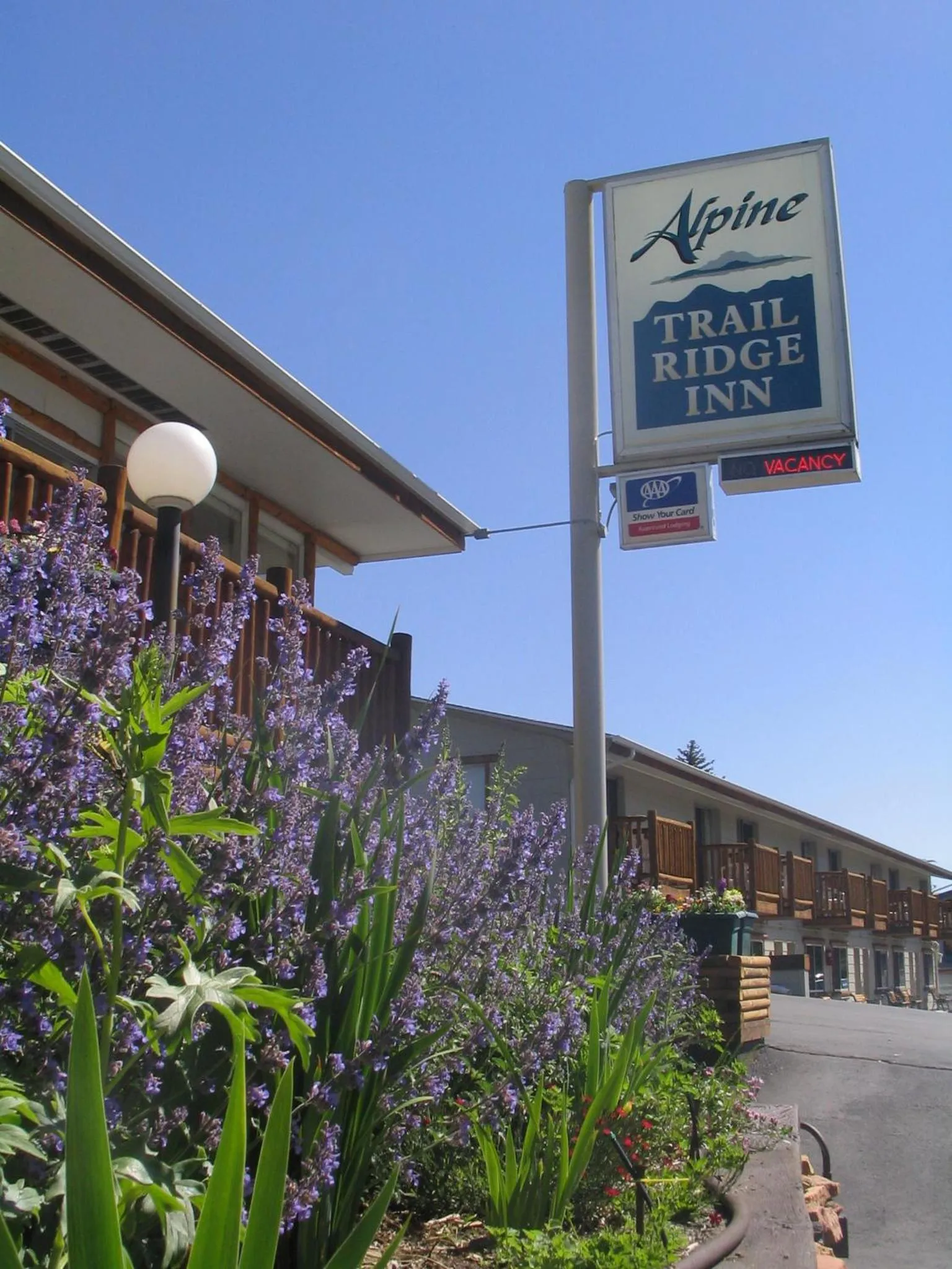 Facade/entrance in Alpine Trail Ridge Inn