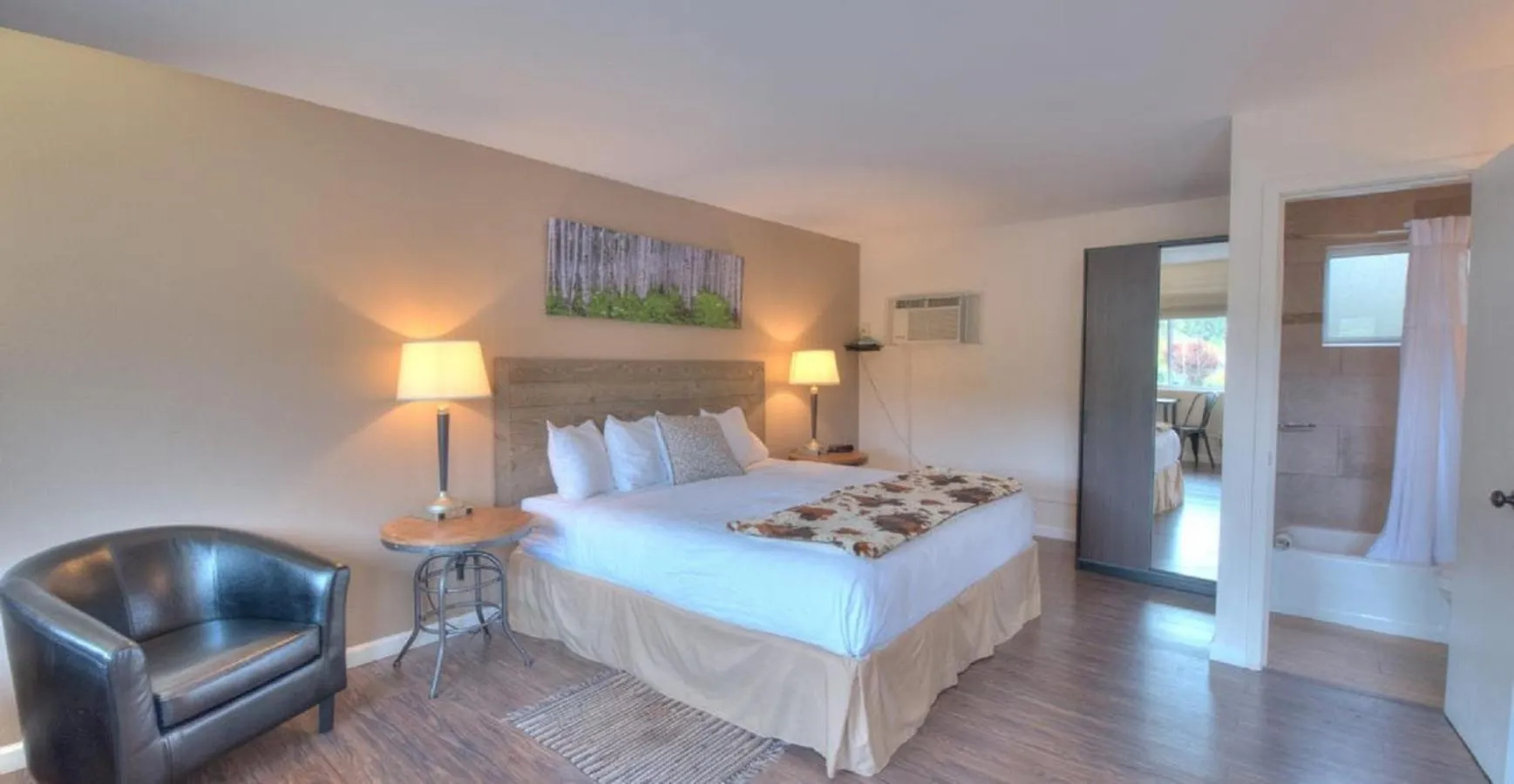 Photo of the whole room, Bed in Alpine Trail Ridge Inn