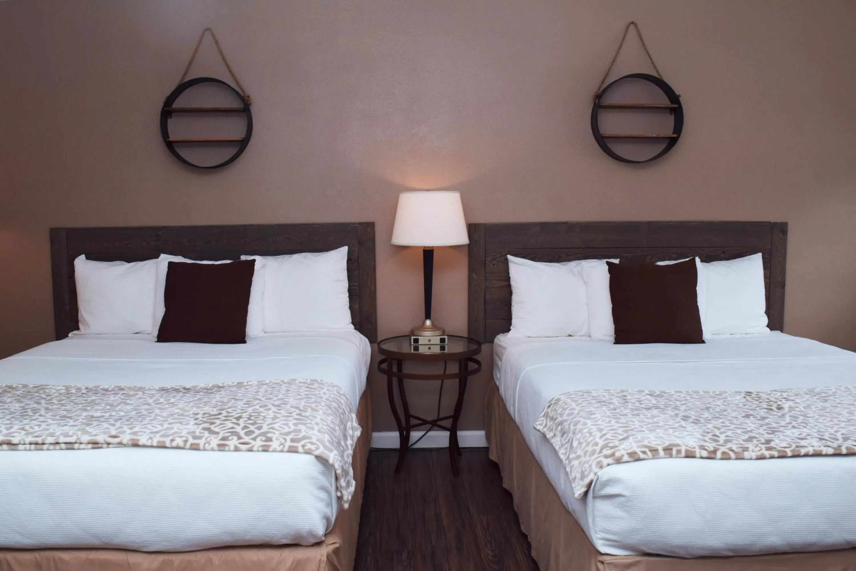 Bed in Alpine Trail Ridge Inn