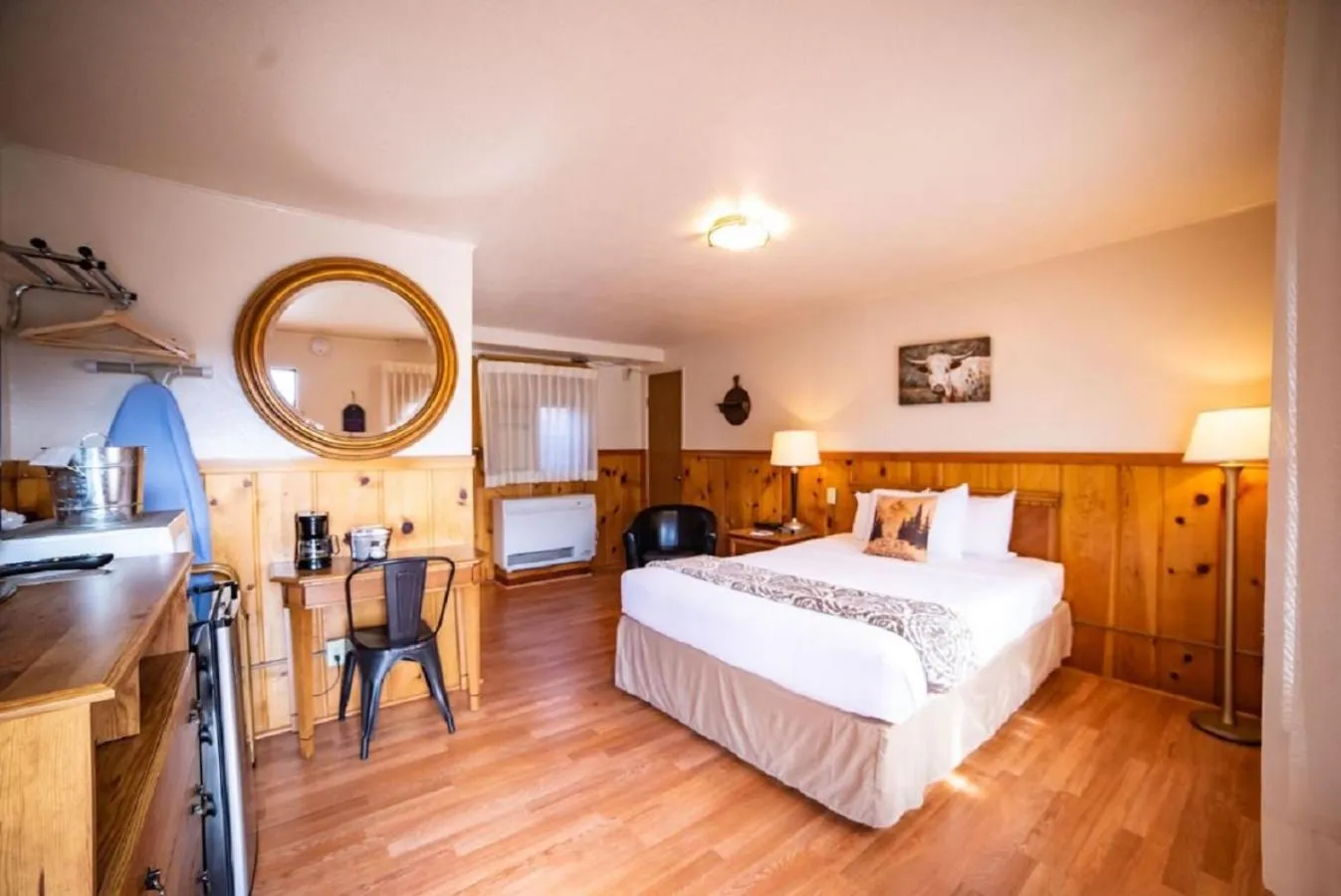 Photo of the whole room, Bed in Alpine Trail Ridge Inn