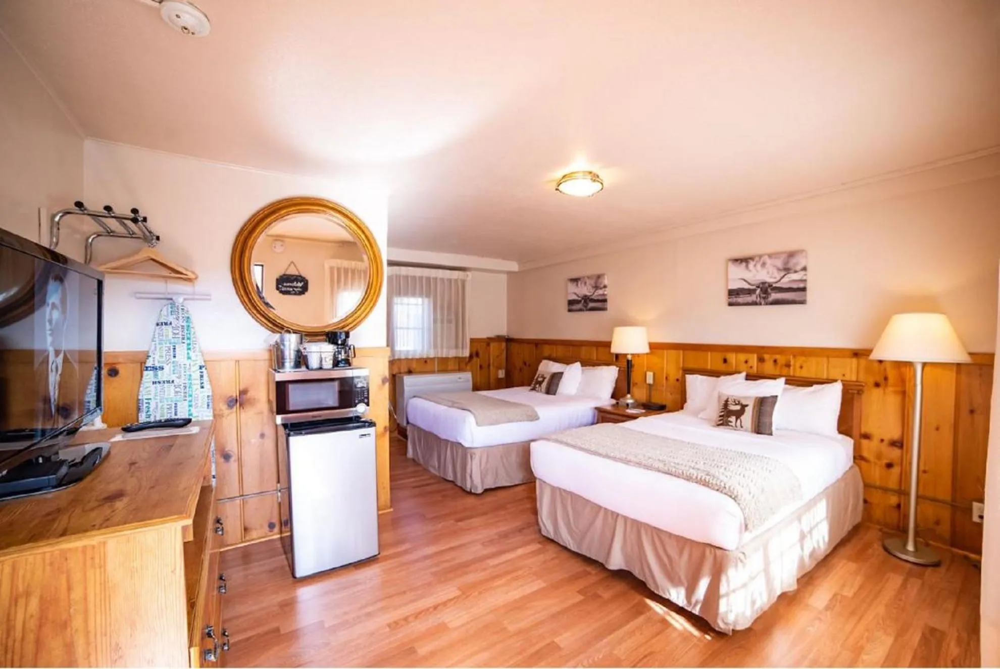 Photo of the whole room, Bed in Alpine Trail Ridge Inn