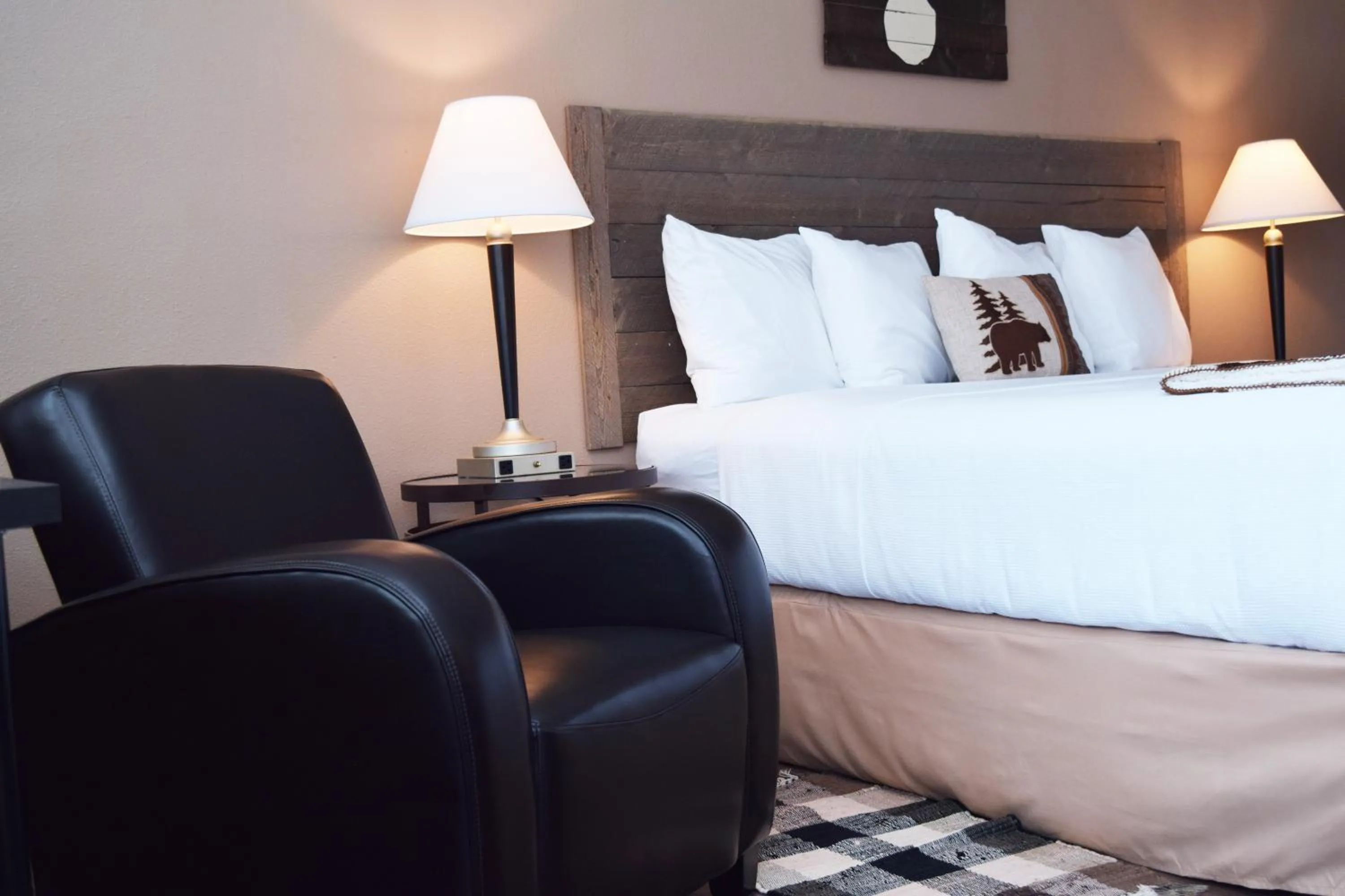 Bed in Alpine Trail Ridge Inn