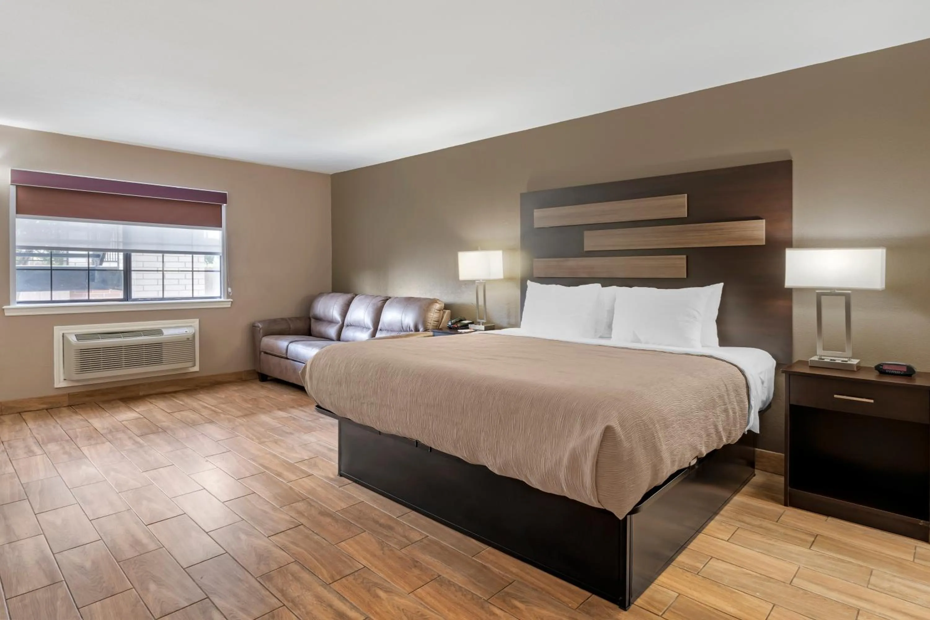 Bed in Americas Best Value Inn New Boston